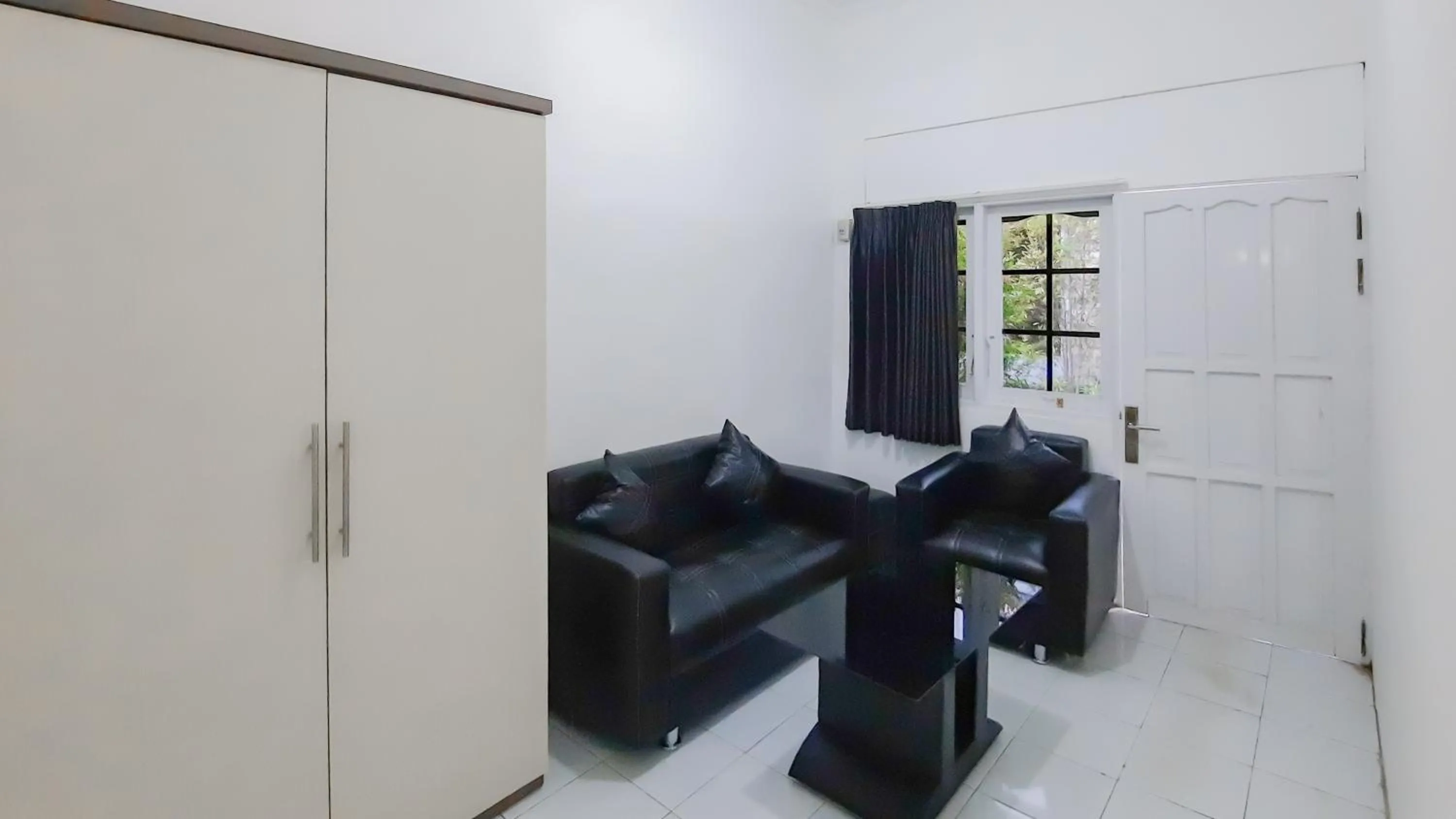 Living room in RedDoorz near Universitas Palangkaraya 3