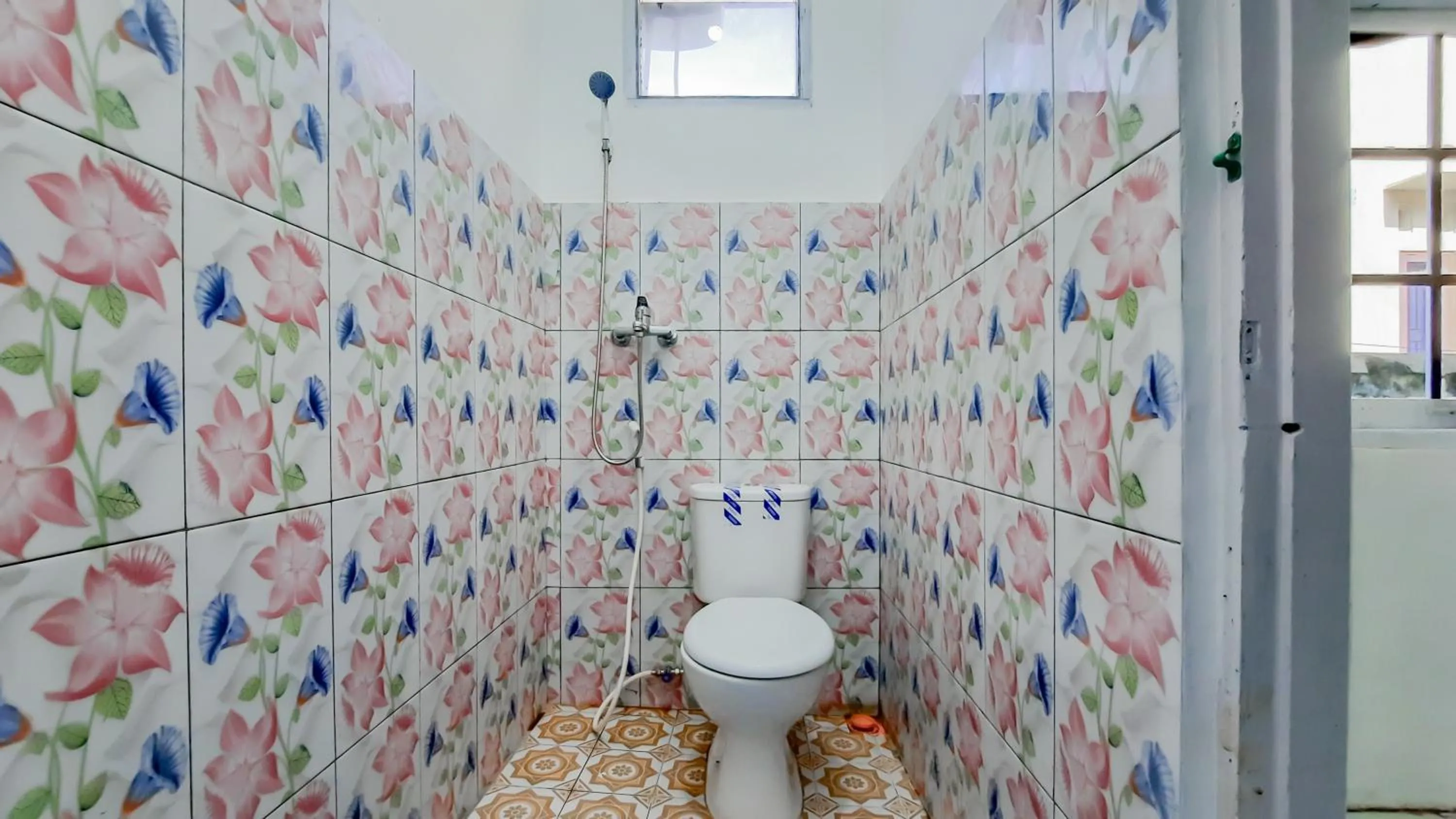 Bathroom in RedDoorz near Universitas Palangkaraya 3