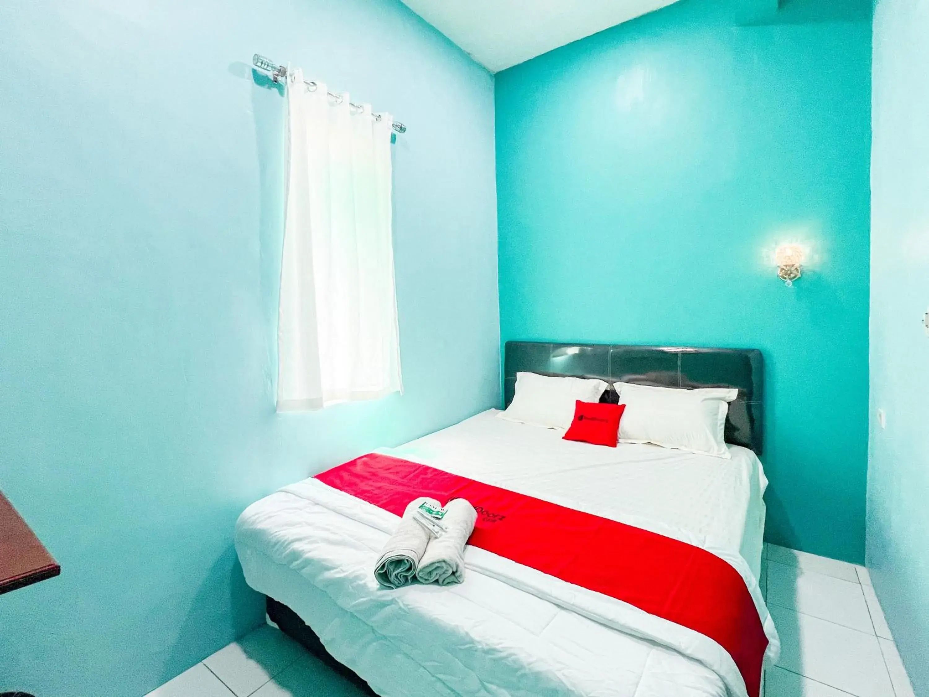 Deluxe Room in RedDoorz near Sunrise Mall Mojokerto Deluxe Room in RedDoorz near Sunrise Mall Mojokerto