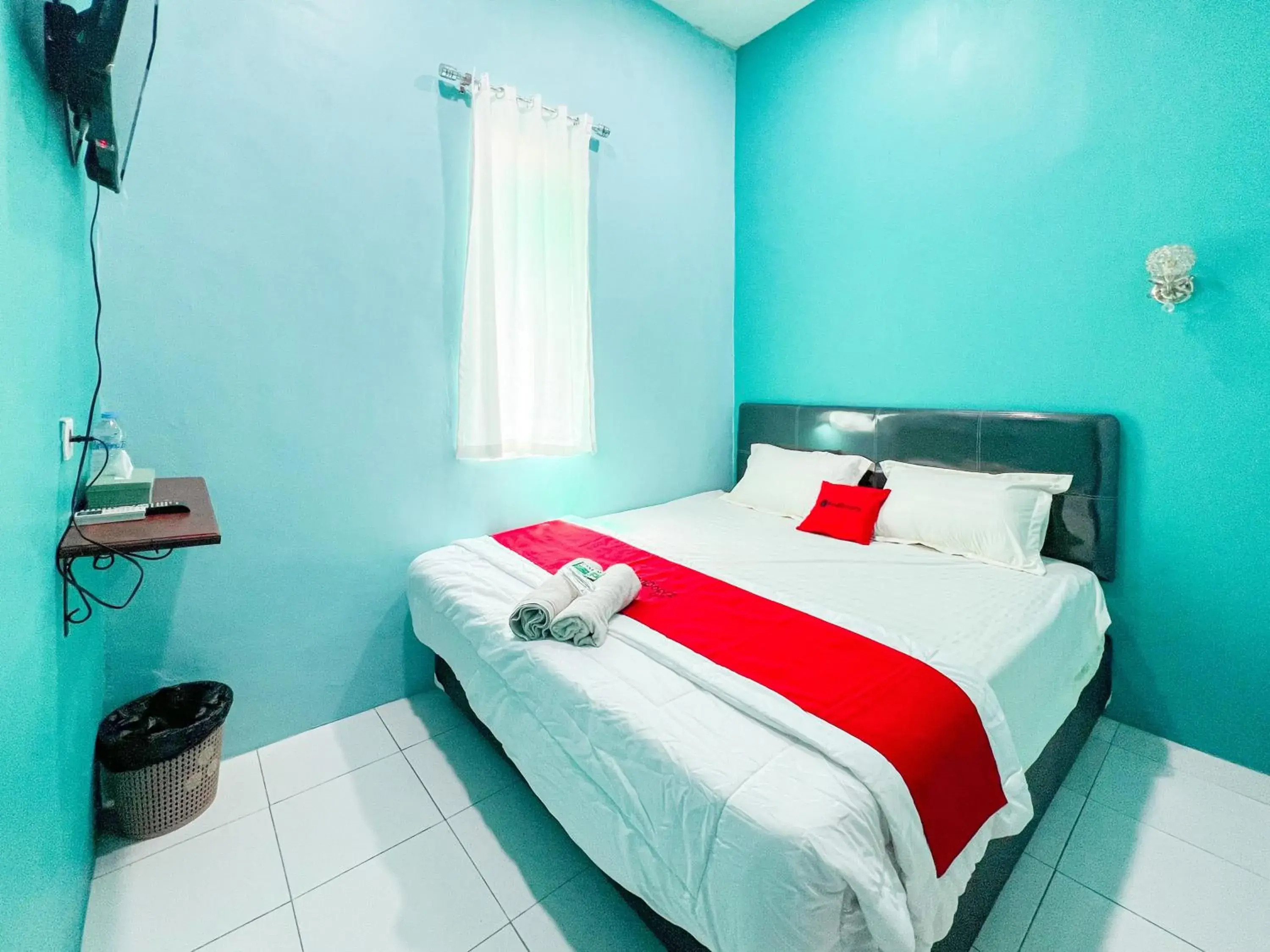 Bedroom, Bed in RedDoorz near Sunrise Mall Mojokerto Bedroom, Bed in RedDoorz near Sunrise Mall Mojokerto