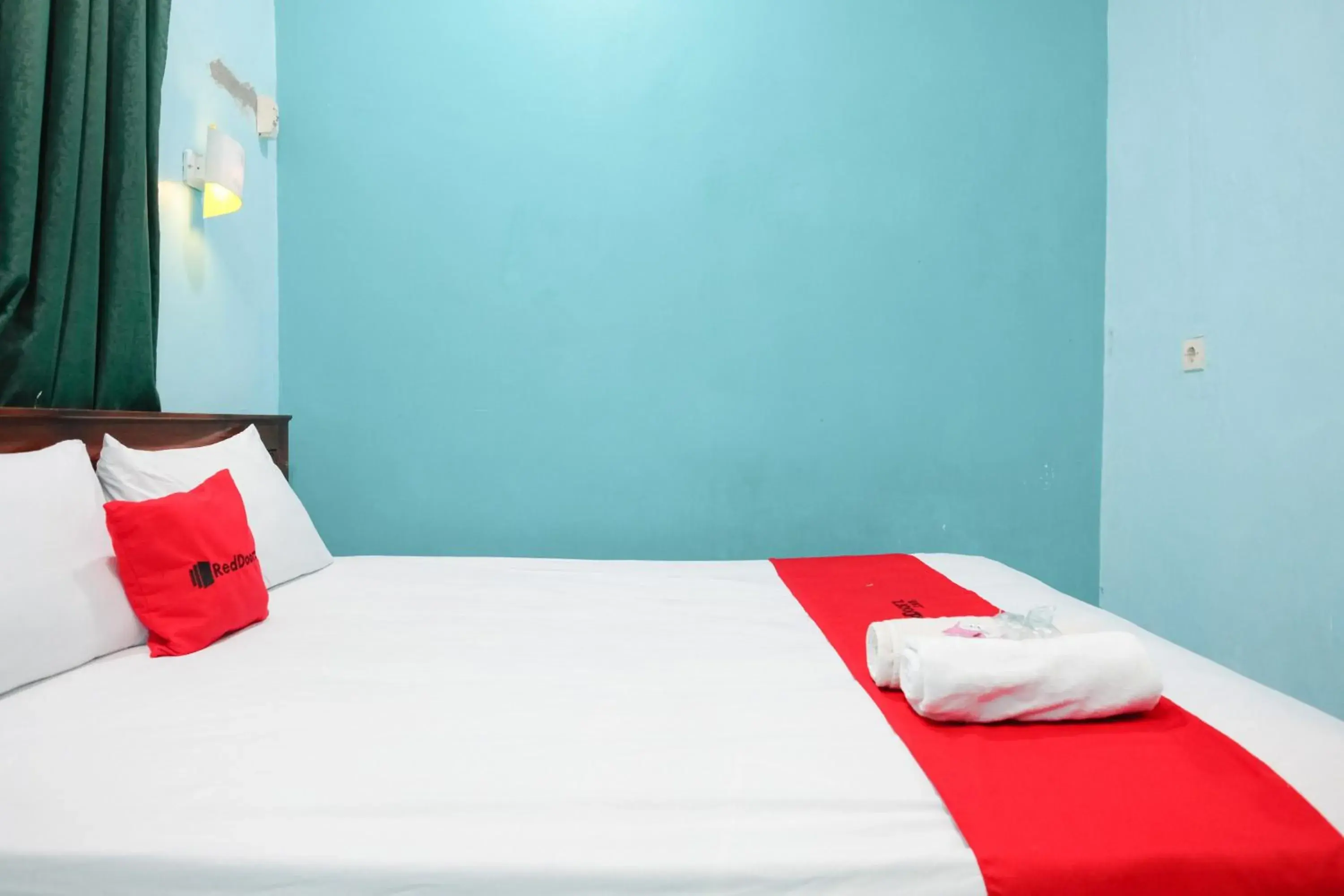 Bedroom, Bed in RedDoorz near Sunrise Mall Mojokerto Bedroom, Bed in RedDoorz near Sunrise Mall Mojokerto