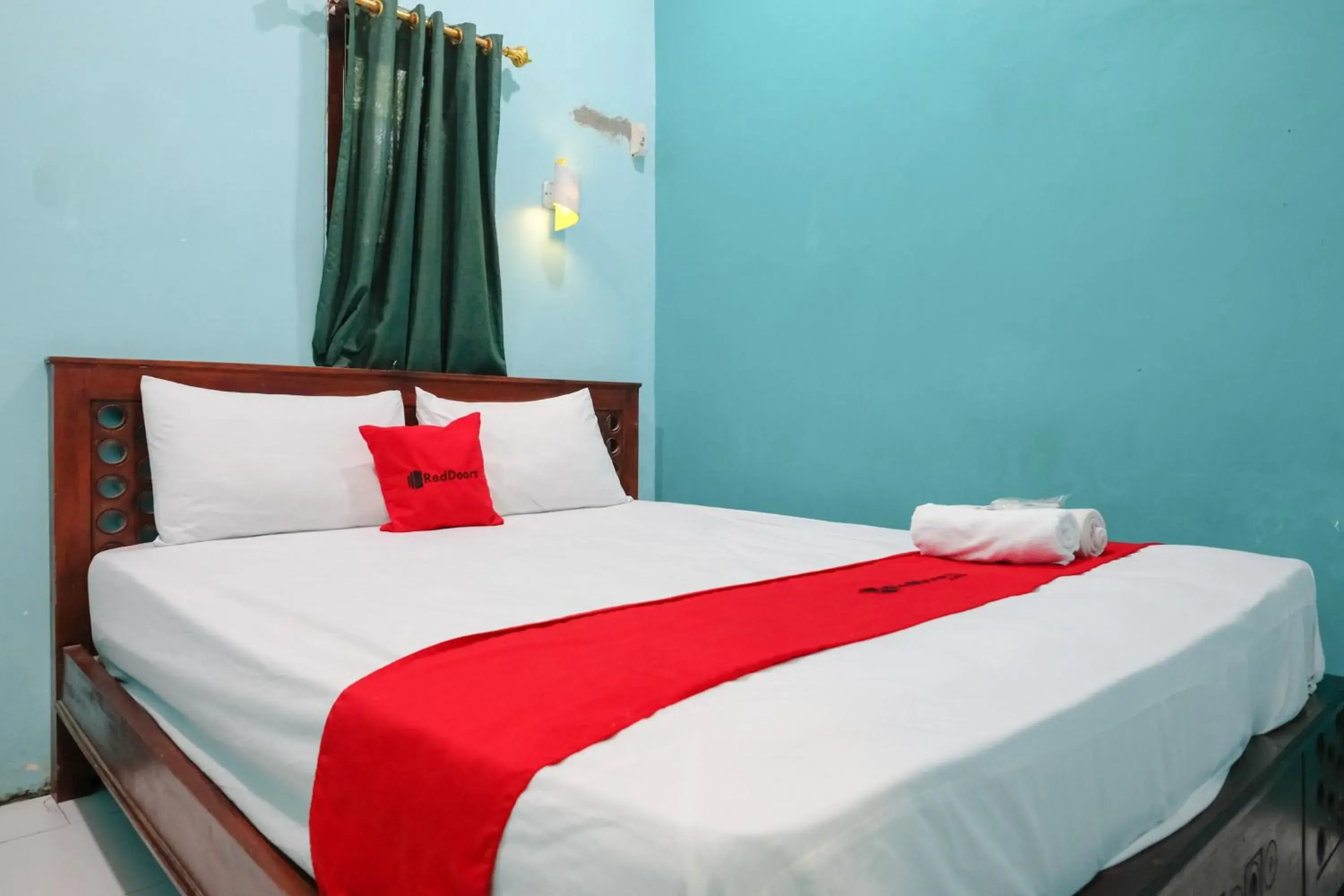 Standard Double Room in RedDoorz near Sunrise Mall Mojokerto Standard Double Room in RedDoorz near Sunrise Mall Mojokerto