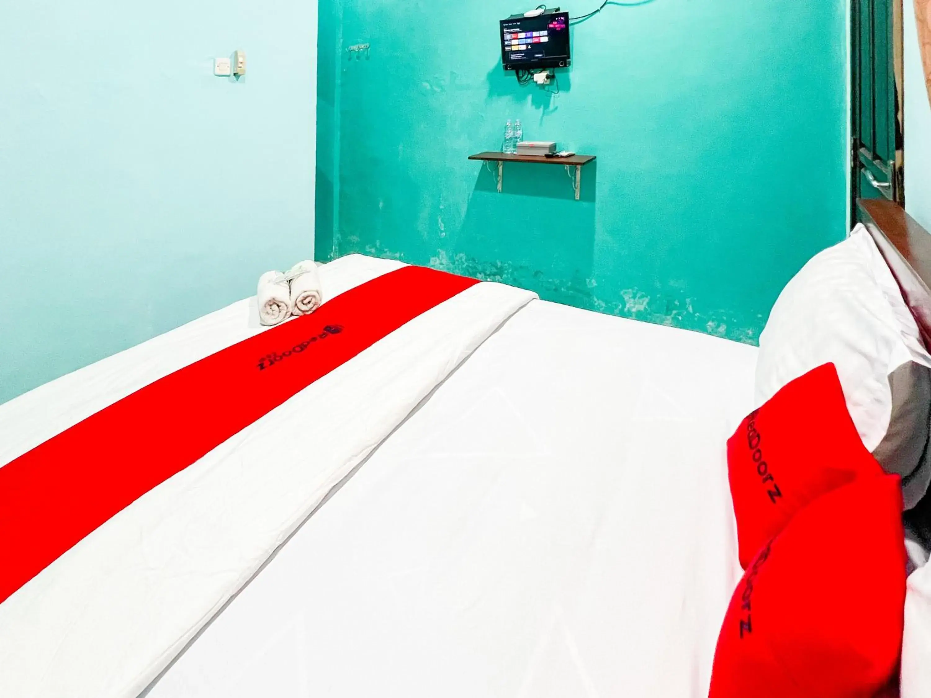 Bedroom, Bed in RedDoorz near Sunrise Mall Mojokerto Bedroom, Bed in RedDoorz near Sunrise Mall Mojokerto