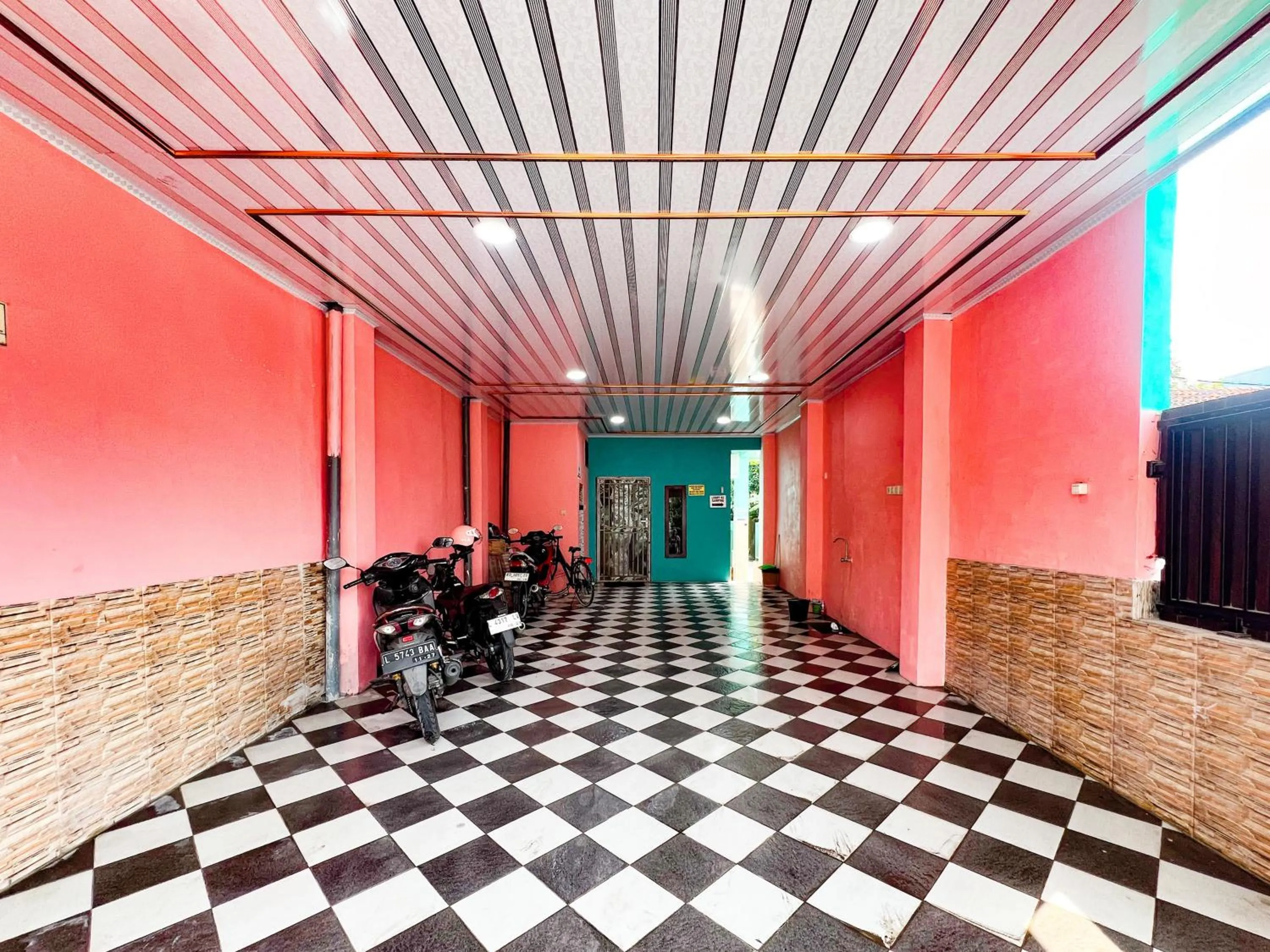 Parking in RedDoorz near Sunrise Mall Mojokerto