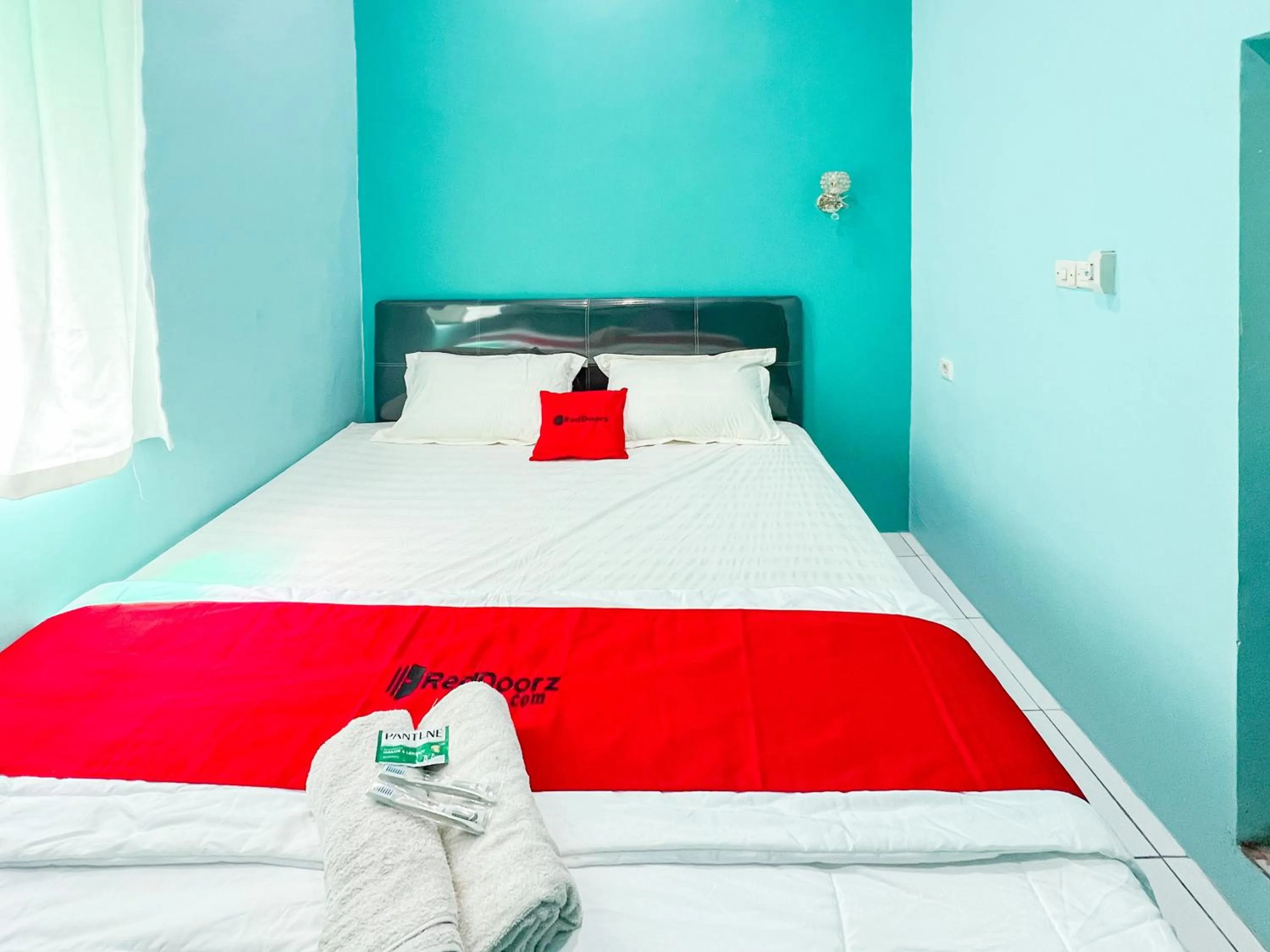 Bedroom, Bed in RedDoorz near Sunrise Mall Mojokerto
