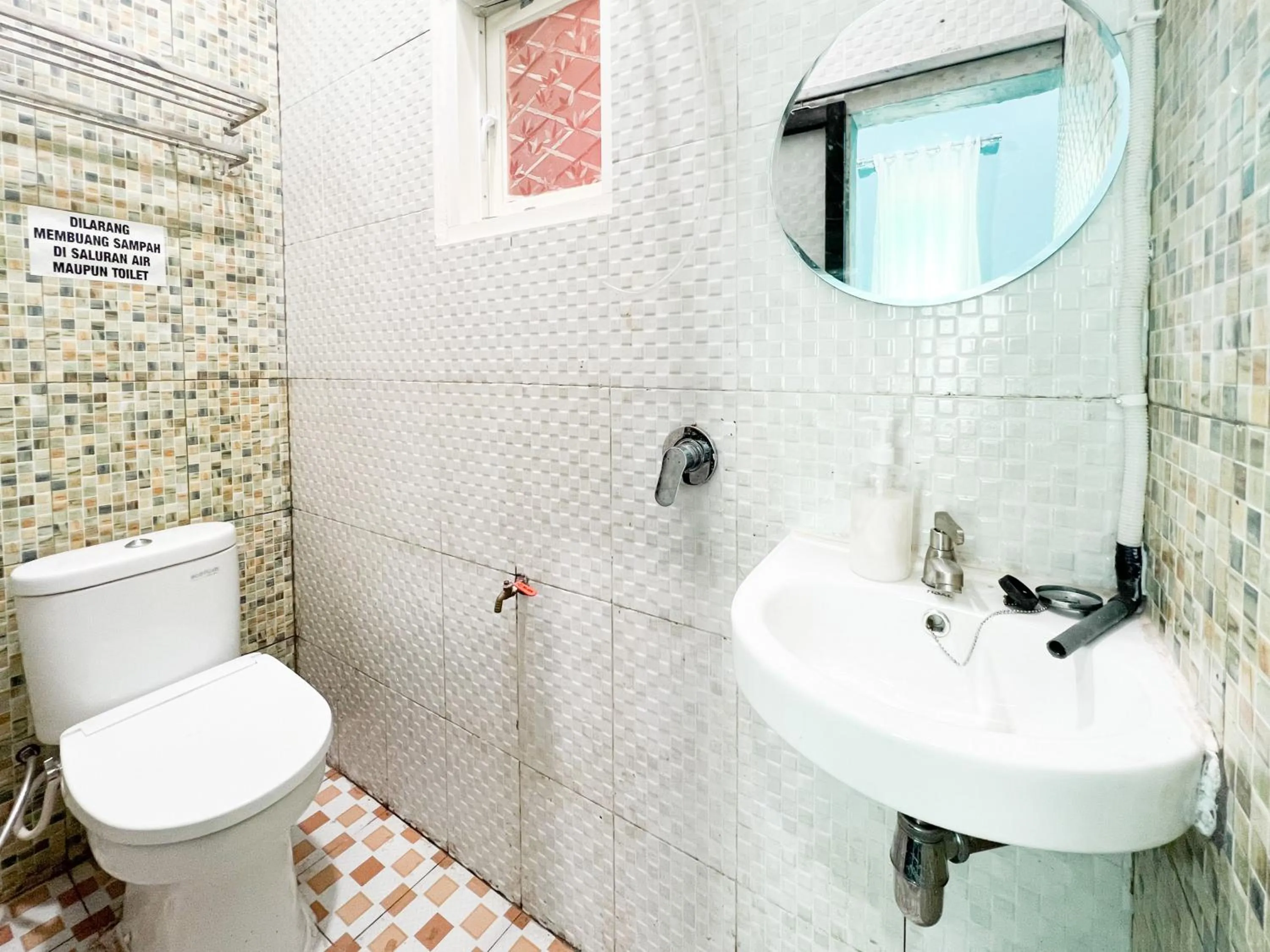 Bathroom in RedDoorz near Sunrise Mall Mojokerto