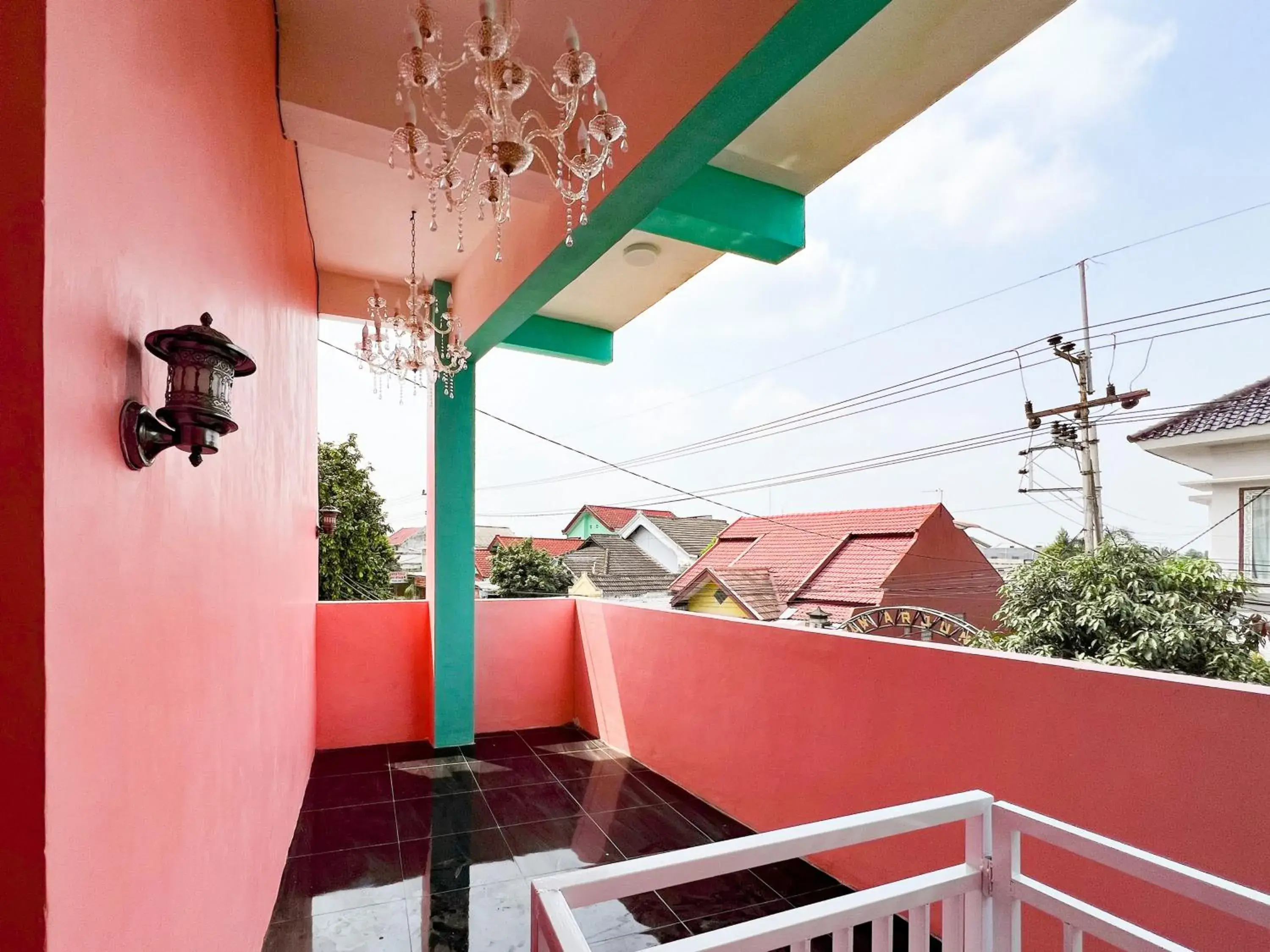 Property building in RedDoorz near Sunrise Mall Mojokerto Property building in RedDoorz near Sunrise Mall Mojokerto