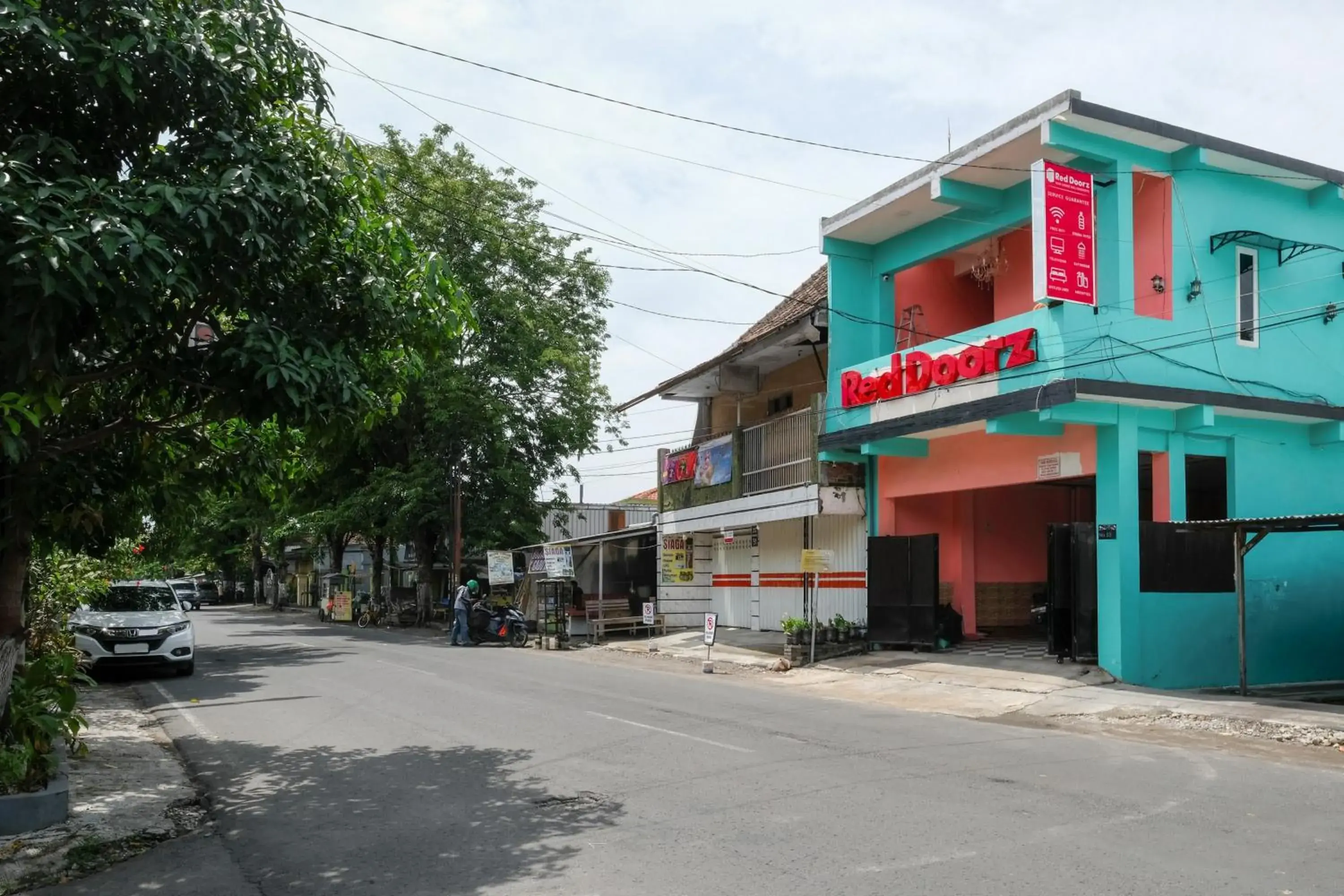 Facade/entrance in RedDoorz near Sunrise Mall Mojokerto Facade/entrance in RedDoorz near Sunrise Mall Mojokerto