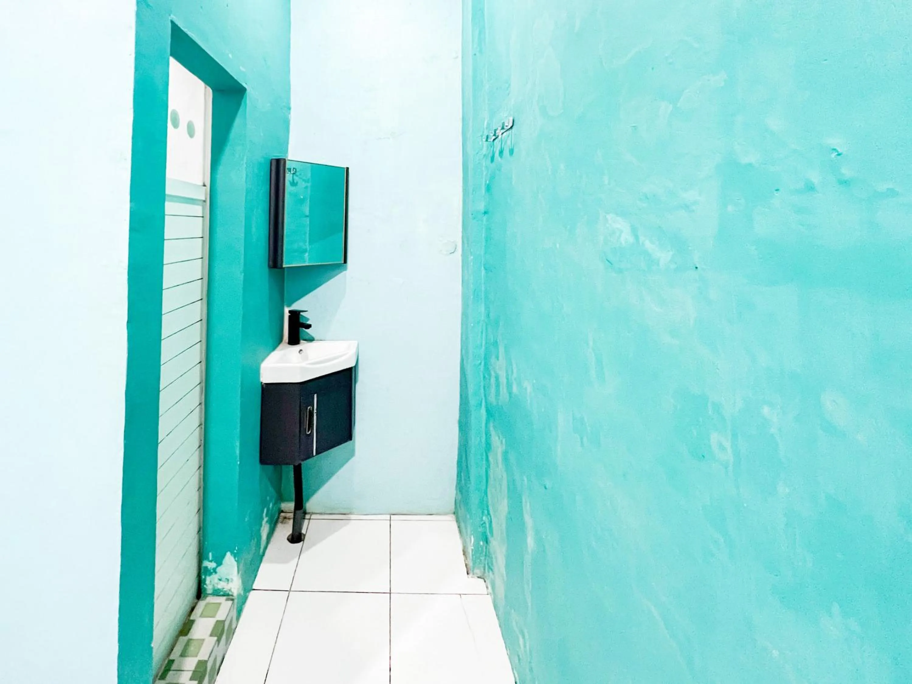Bathroom in RedDoorz near Sunrise Mall Mojokerto