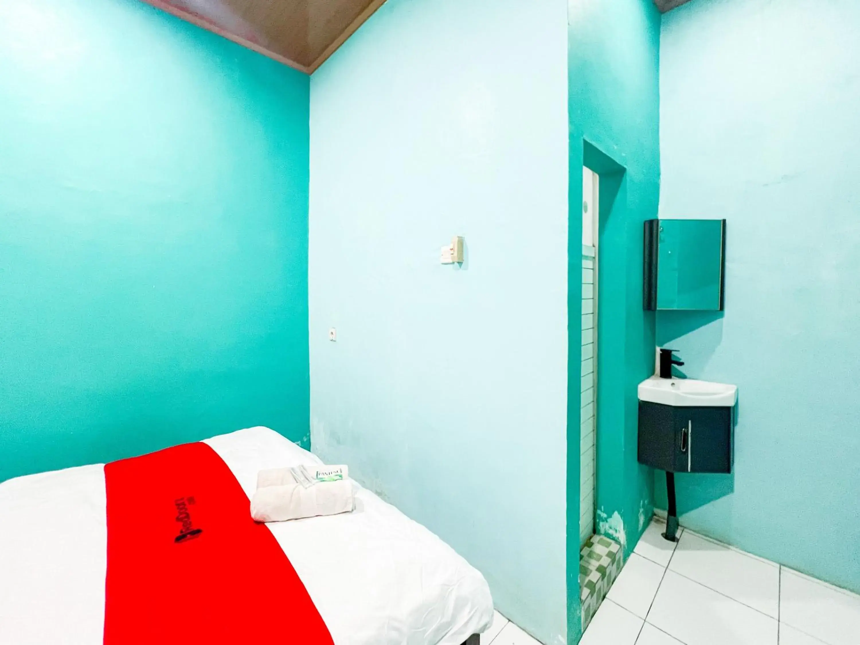 Bedroom, Bed in RedDoorz near Sunrise Mall Mojokerto Bedroom, Bed in RedDoorz near Sunrise Mall Mojokerto