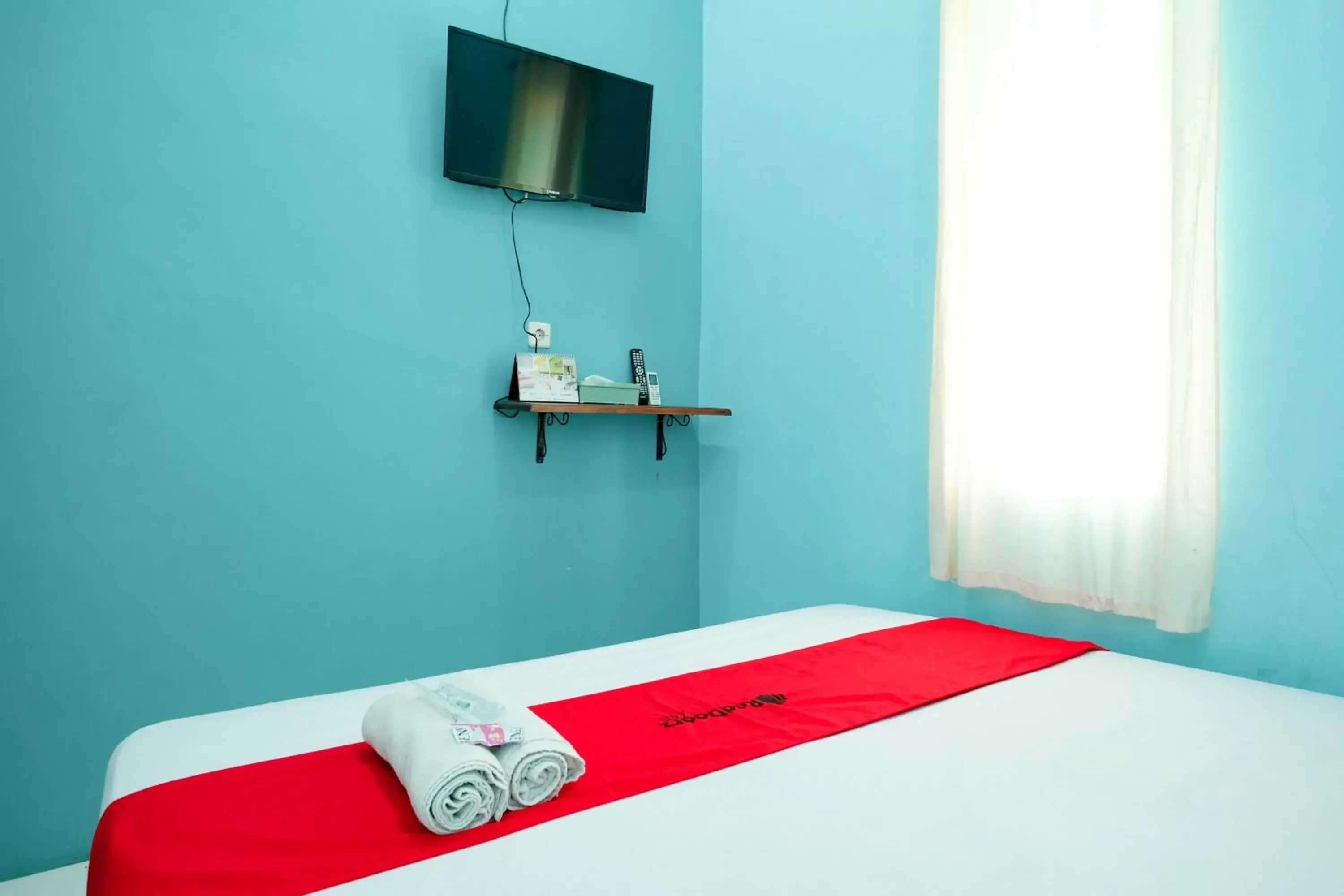 Bedroom, Bed in RedDoorz near Sunrise Mall Mojokerto Bedroom, Bed in RedDoorz near Sunrise Mall Mojokerto