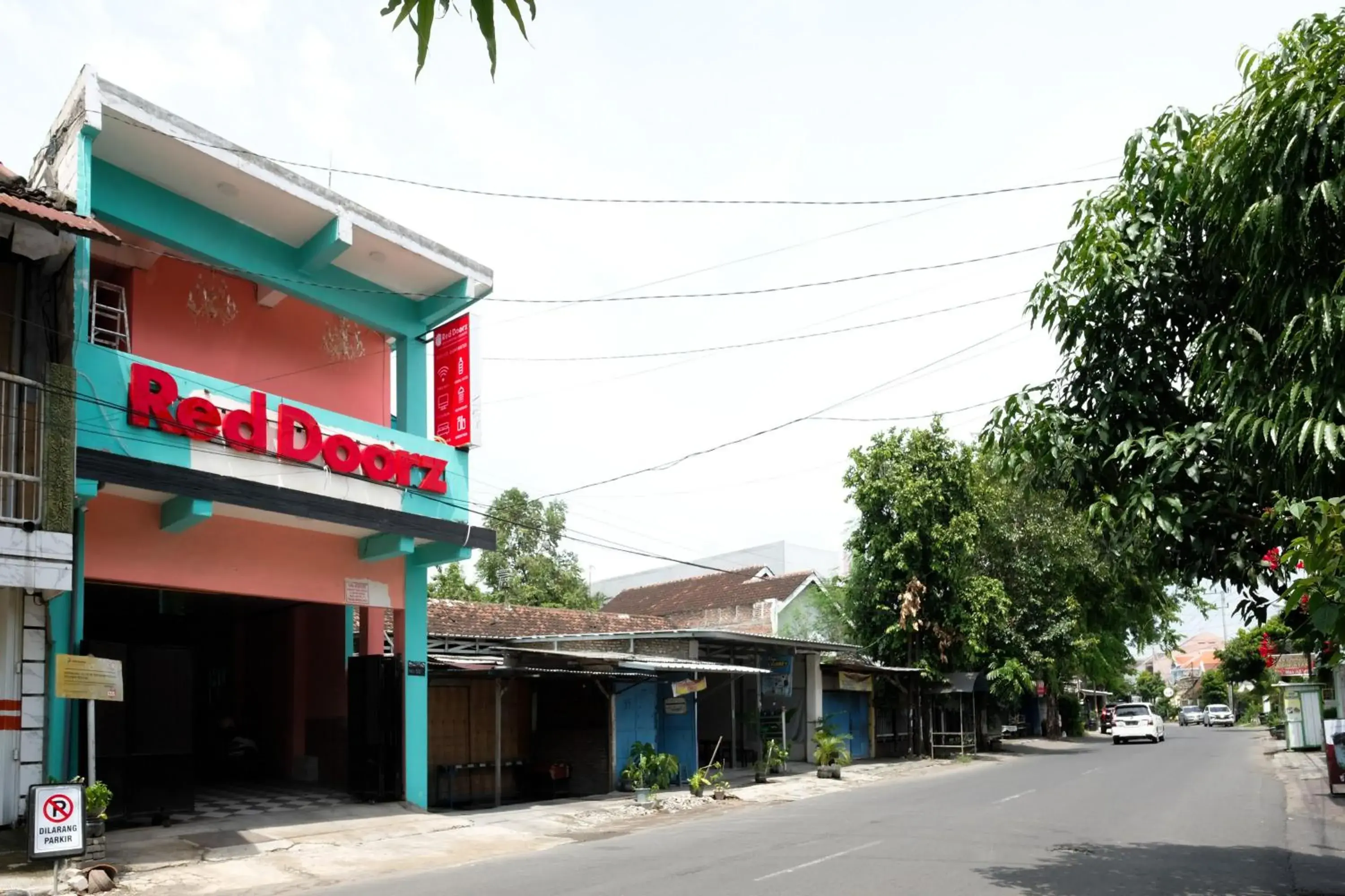 Facade/entrance in RedDoorz near Sunrise Mall Mojokerto Facade/entrance in RedDoorz near Sunrise Mall Mojokerto