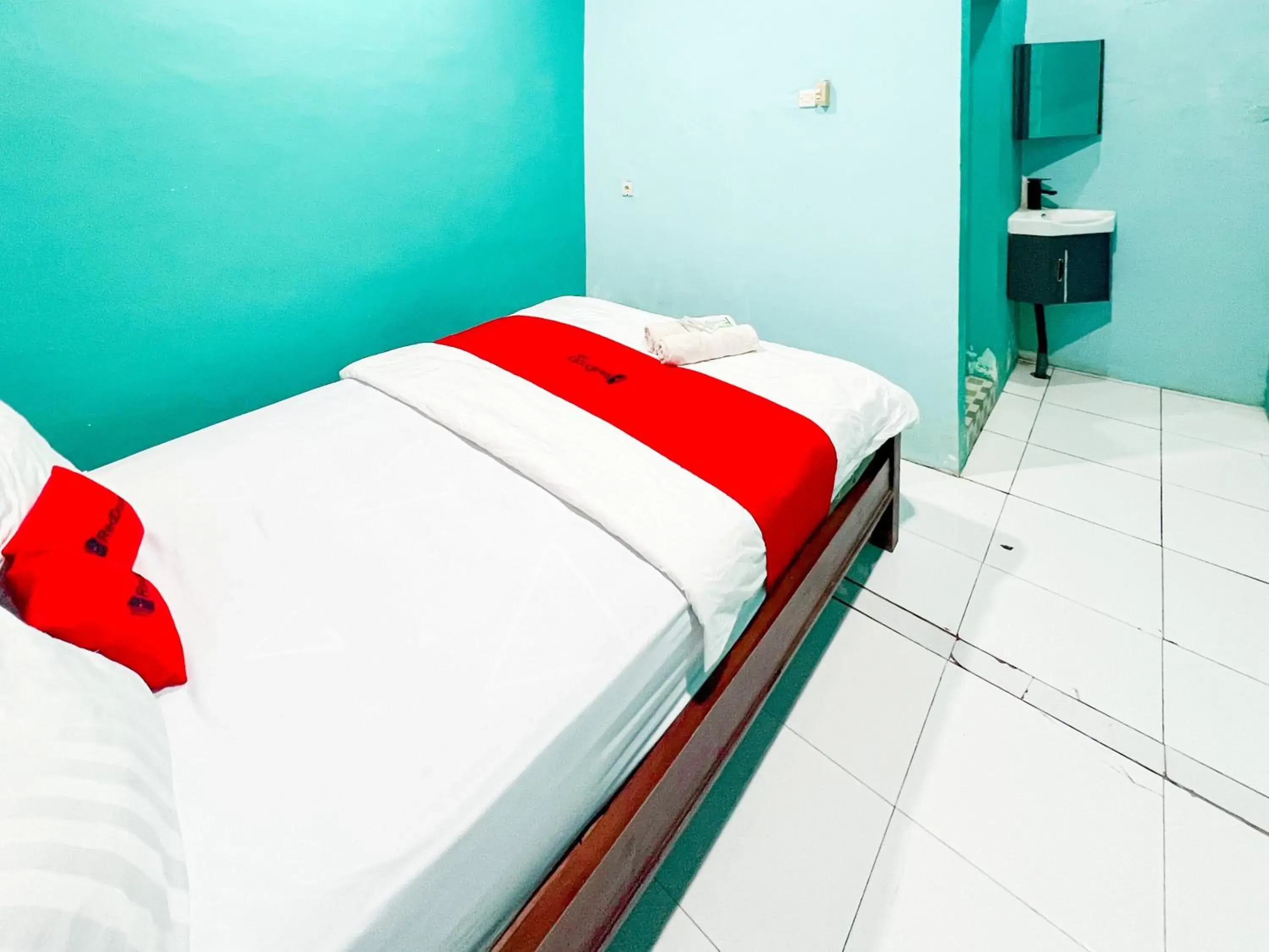 Bedroom, Bed in RedDoorz near Sunrise Mall Mojokerto Bedroom, Bed in RedDoorz near Sunrise Mall Mojokerto