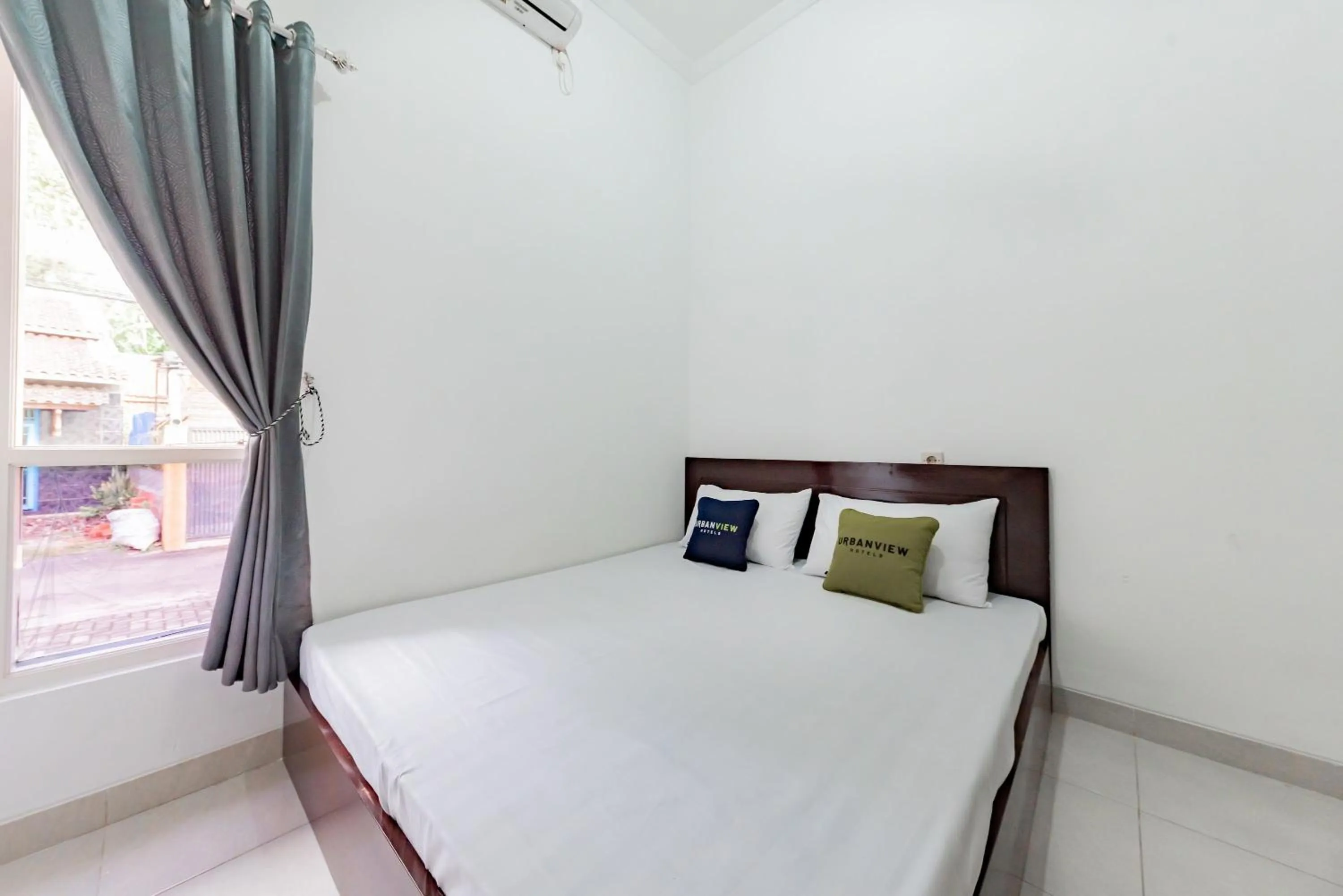 Bedroom, Bed in Urbanview Hotel Sabar Residence CSB Mall