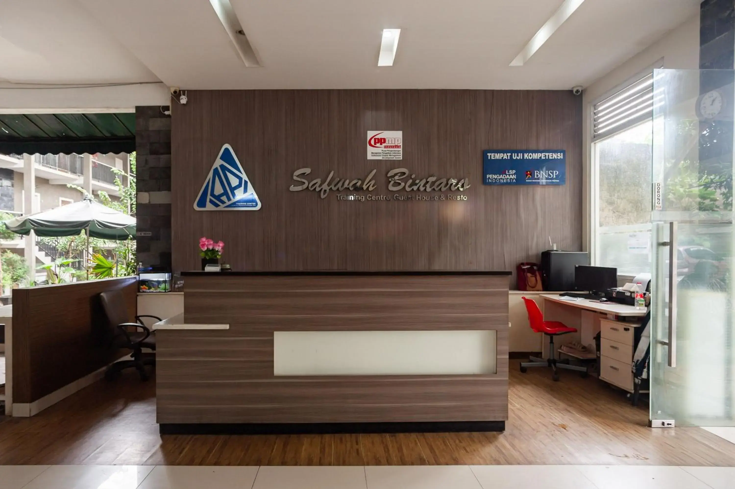 Lobby or reception in Safwah Bintaro Syariah Mitra RedDoorz Lobby or reception in Safwah Bintaro Syariah Mitra RedDoorz