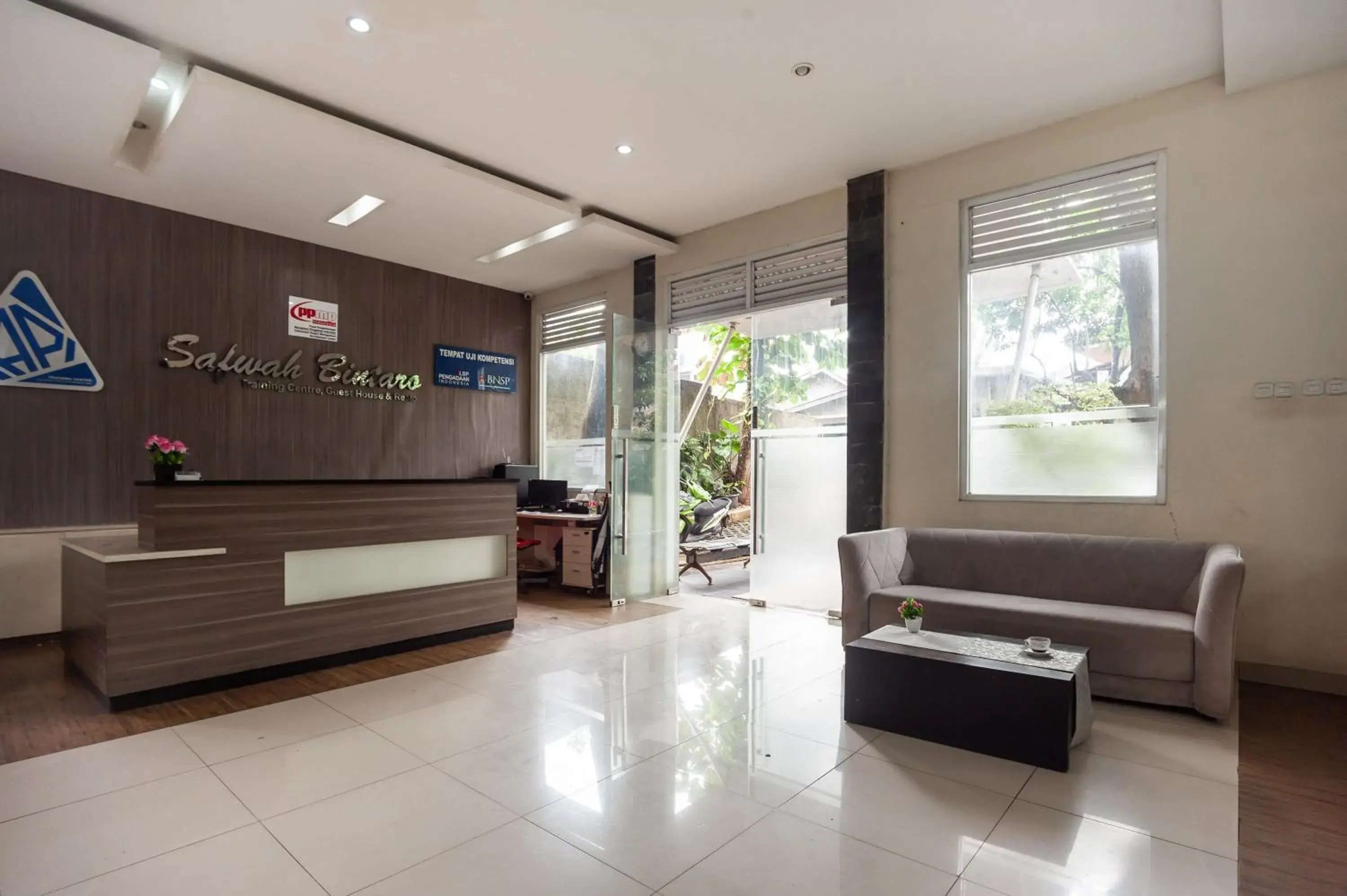 Lobby or reception in Safwah Bintaro Syariah Mitra RedDoorz Lobby or reception in Safwah Bintaro Syariah Mitra RedDoorz