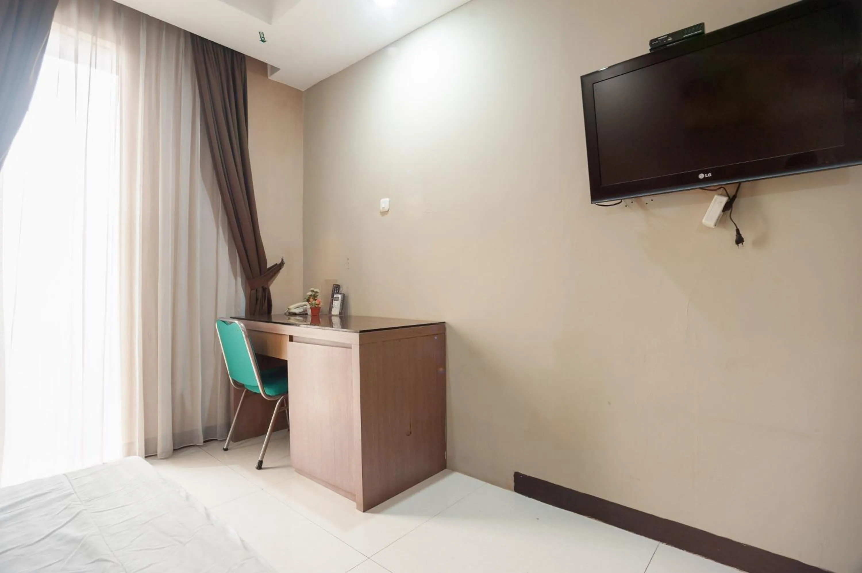 TV and multimedia in Safwah Bintaro Syariah Mitra RedDoorz