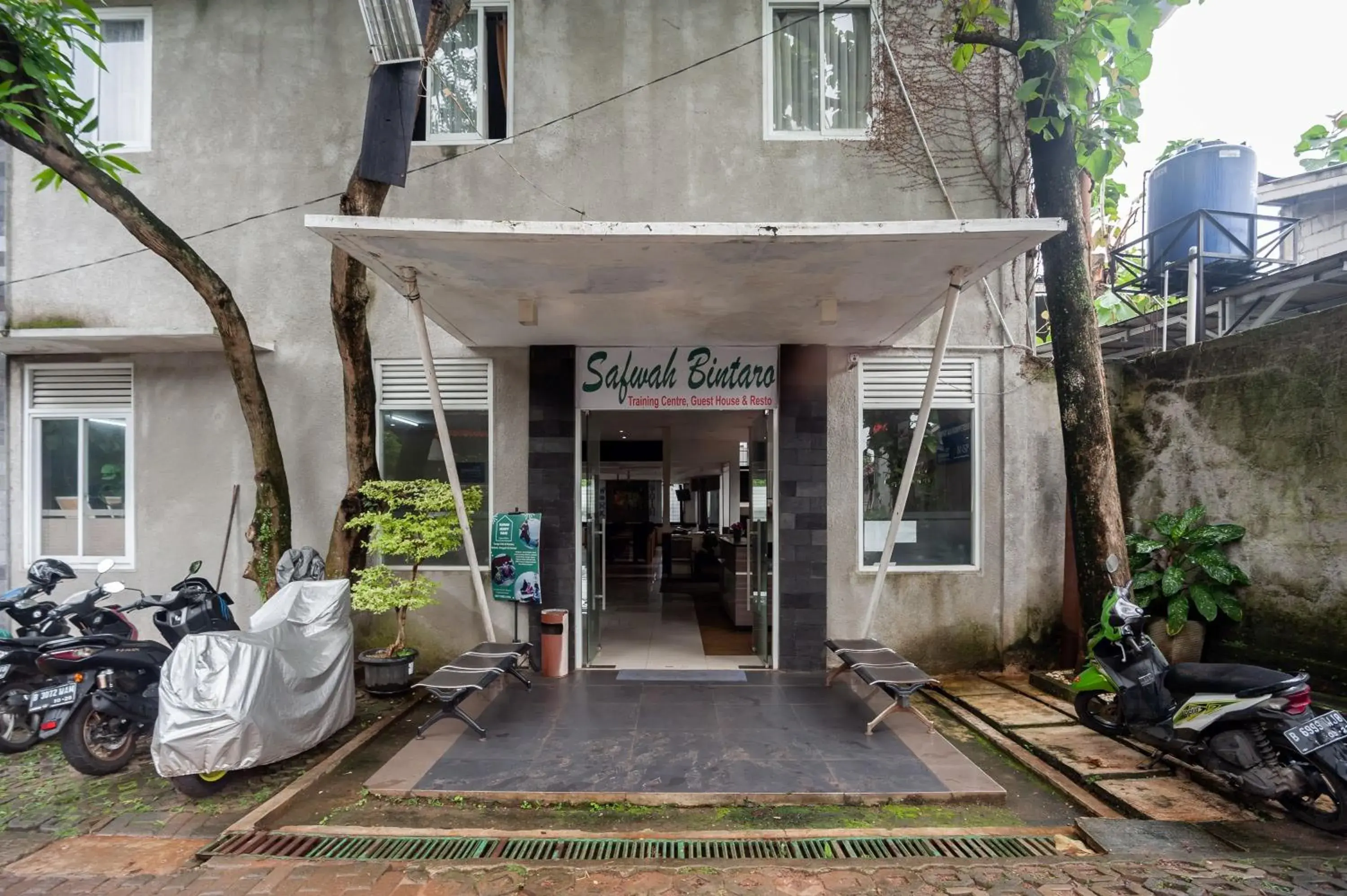 Property building in Safwah Bintaro Syariah Mitra RedDoorz Property building in Safwah Bintaro Syariah Mitra RedDoorz