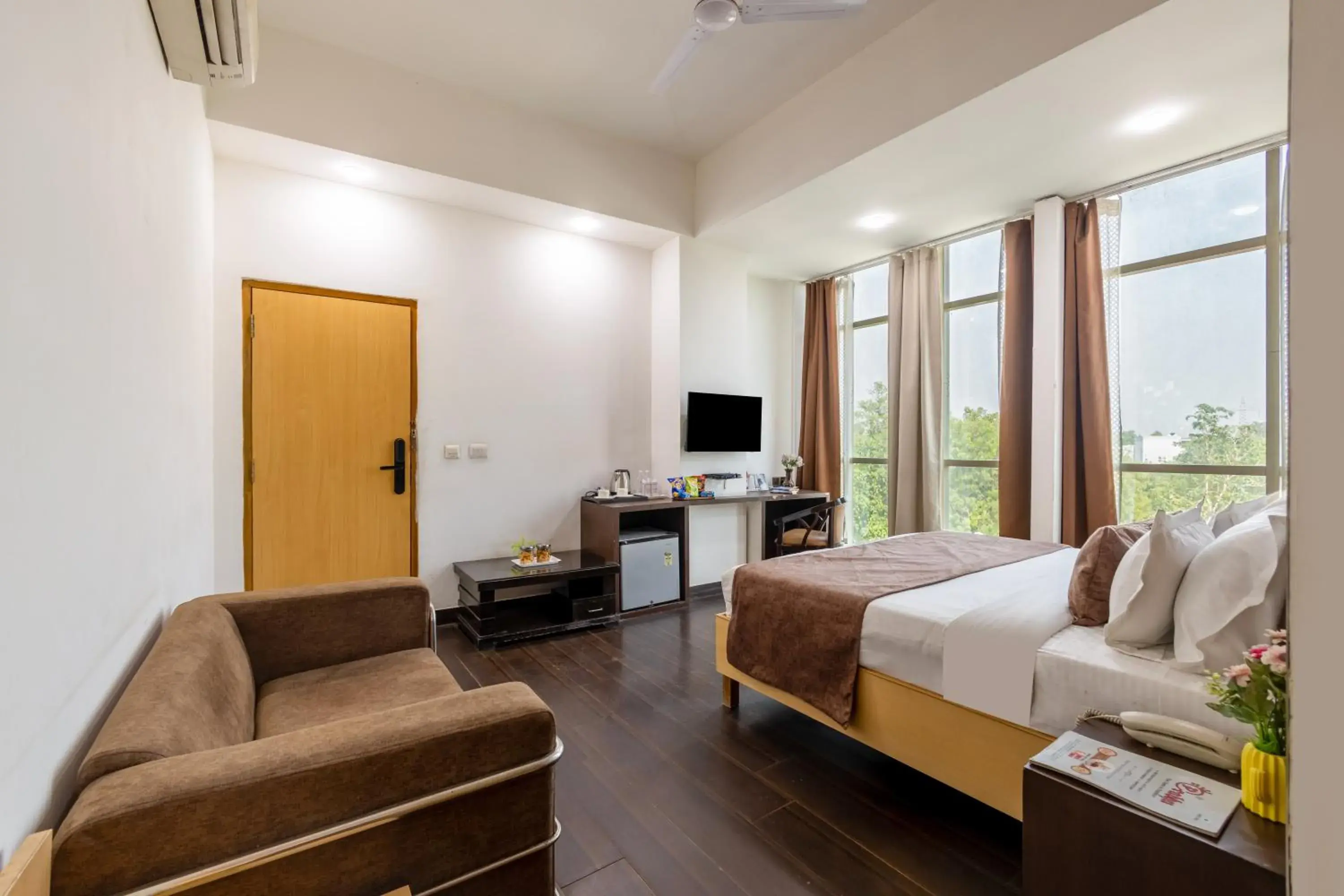 Hotel Tashree Near T3 - Free Airport Drop Hotel Tashree Near T3 - Free Airport Drop