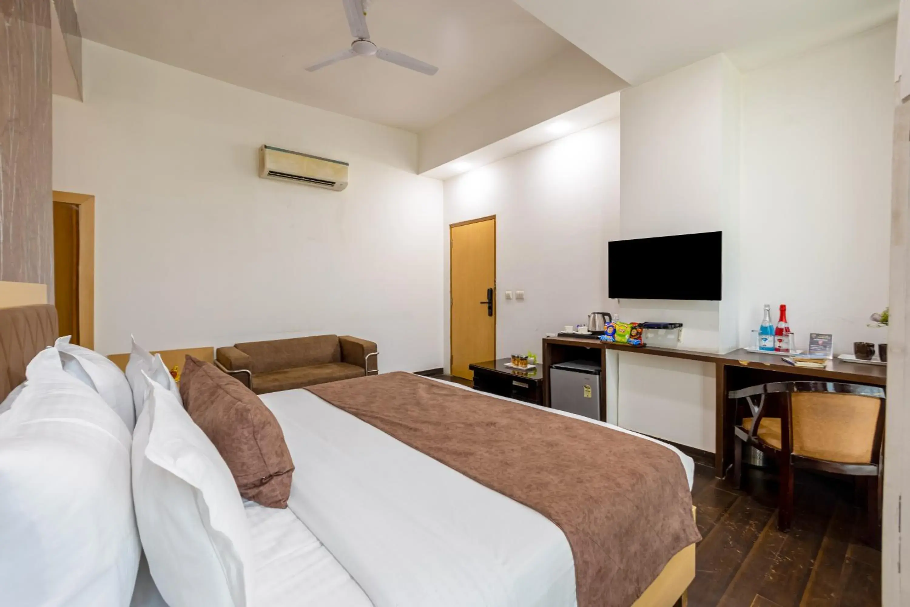 Bed in Hotel Tashree Near T3 - Free Airport Drop Bed in Hotel Tashree Near T3 - Free Airport Drop