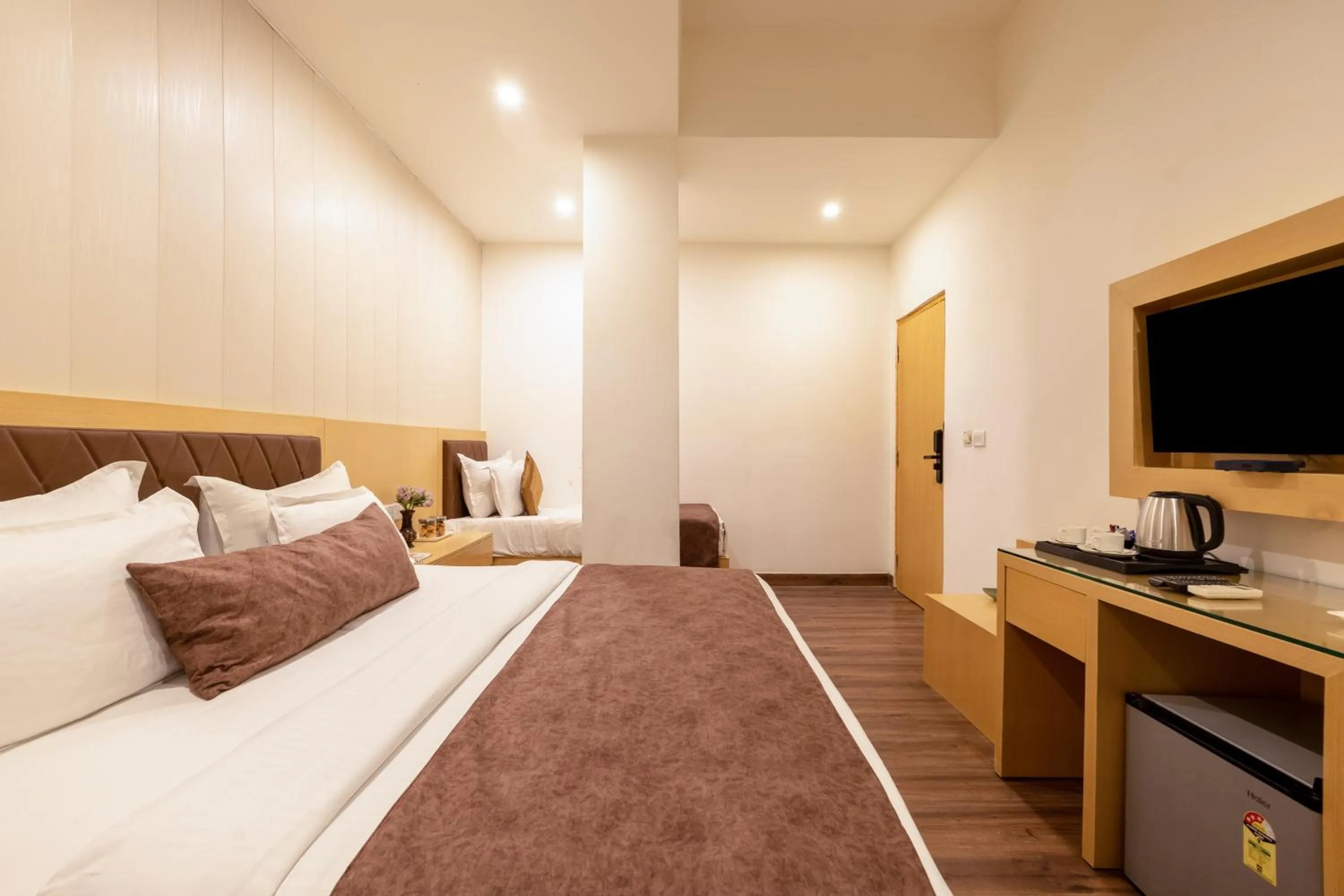 Bed in Hotel Tashree Near T3 - Free Airport Drop