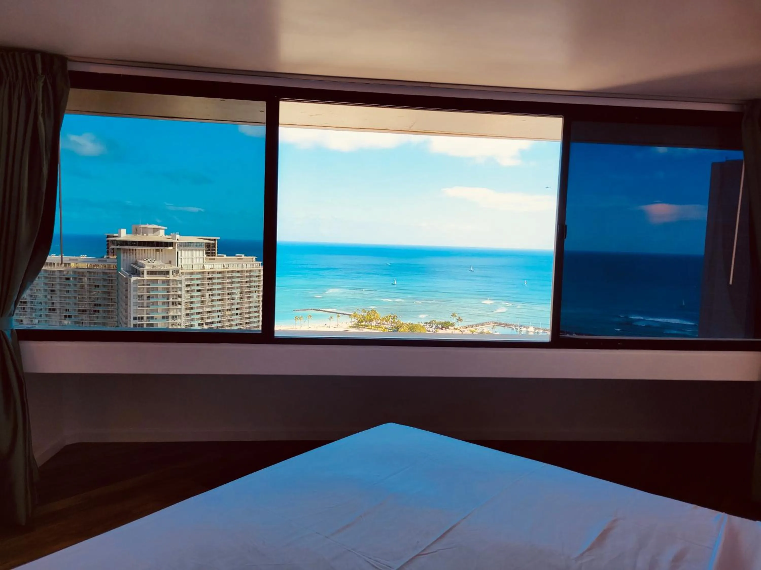 Bed in Waikiki High-rise sea view free parking