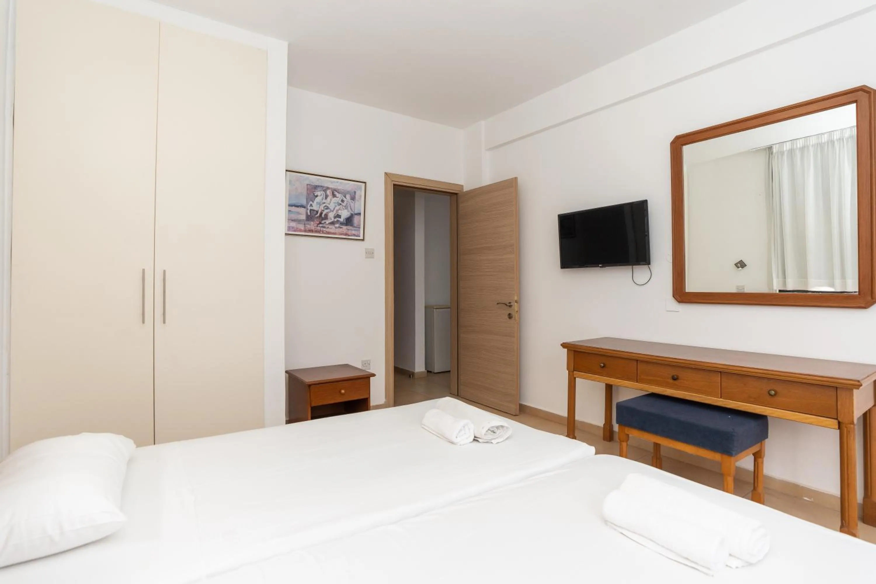 Toilet, Bed in Flora Hotel Apartments