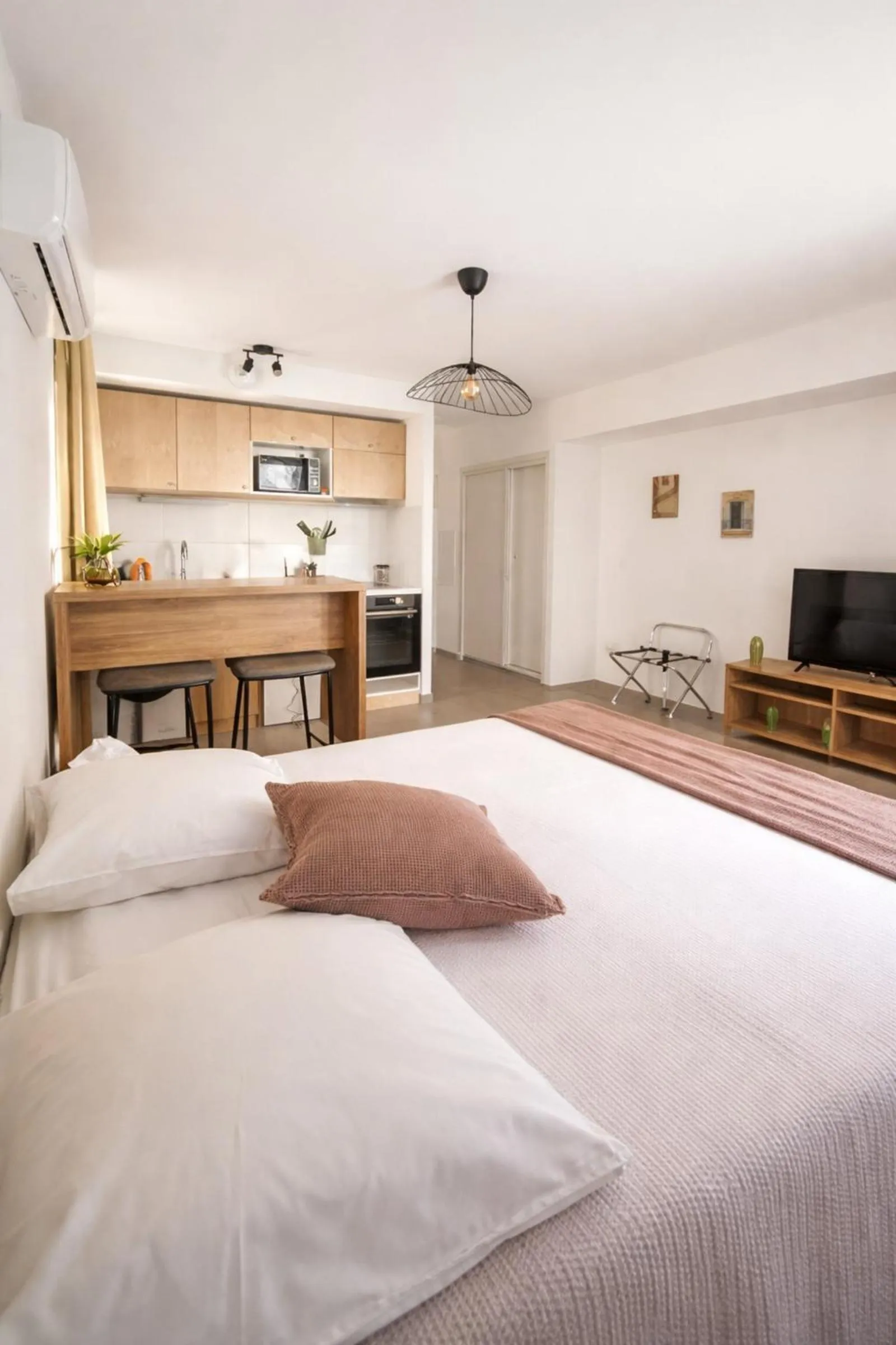 Bedroom, Bed in SOUS LES PLATANES