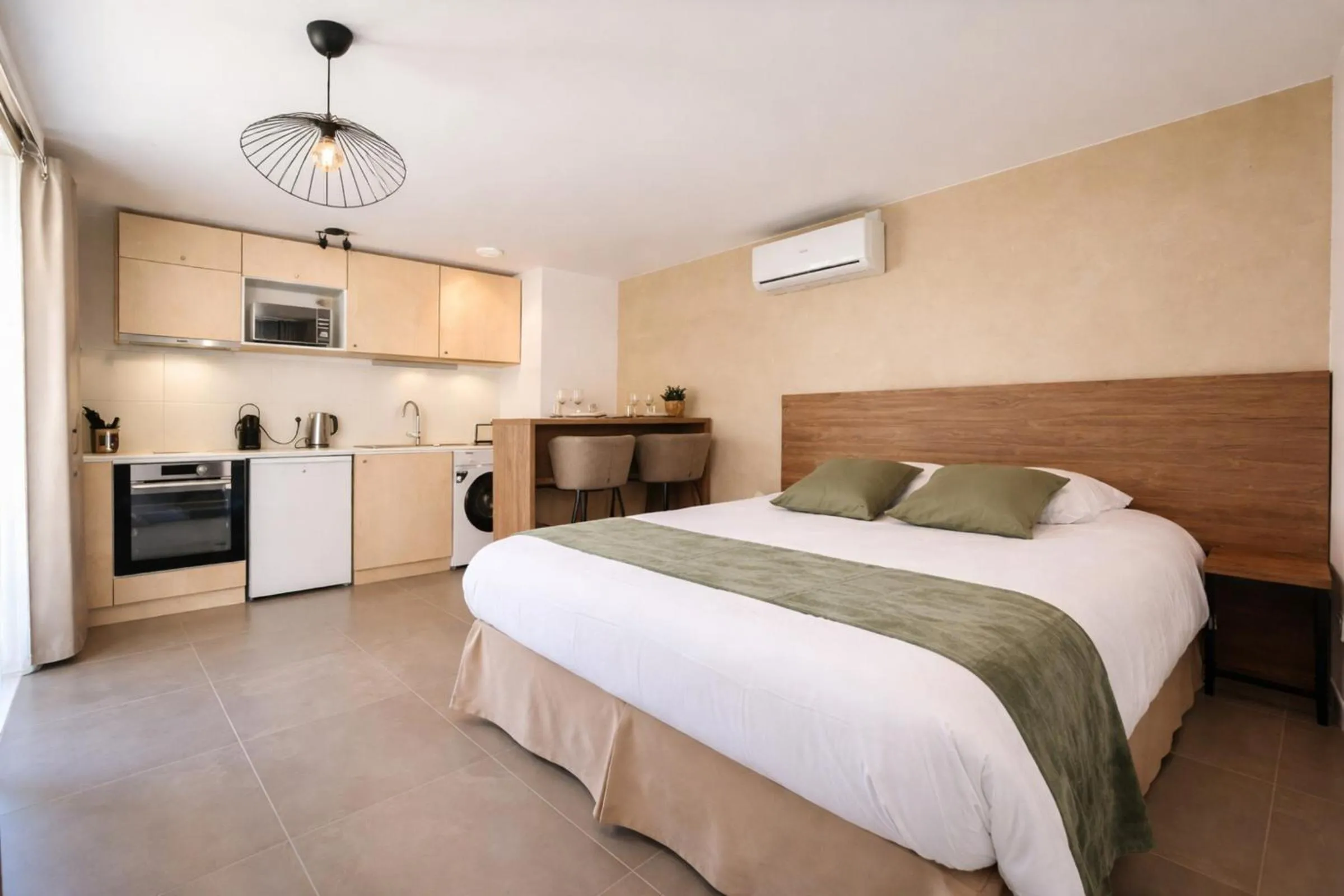 Bedroom, Bed in SOUS LES PLATANES