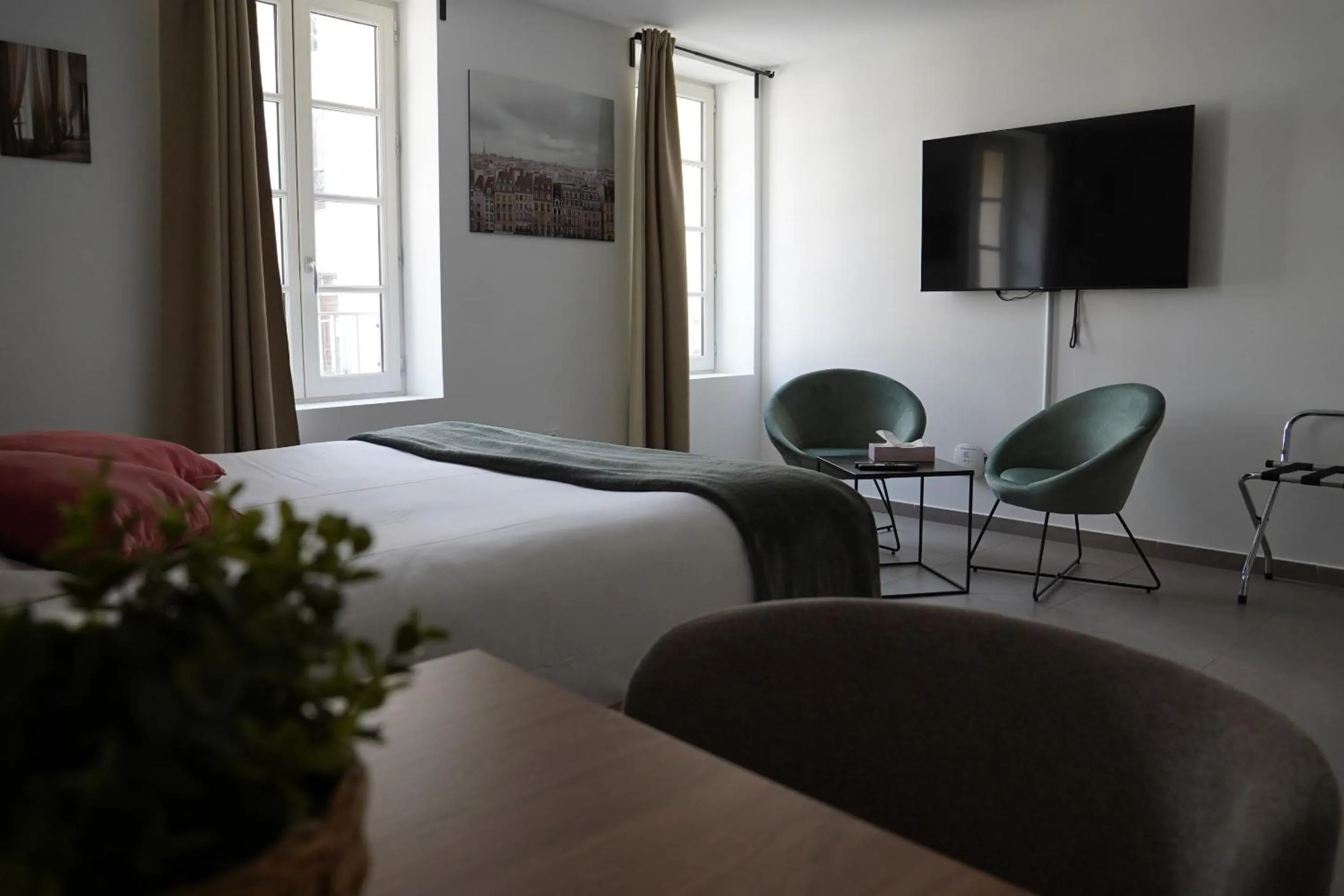 Bedroom, Bed in SOUS LES PLATANES