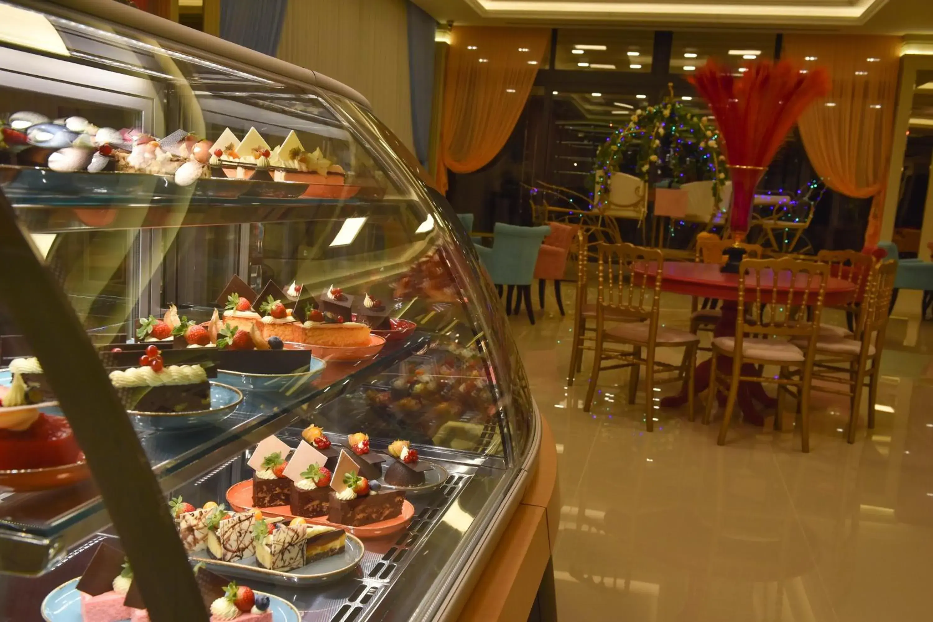 Restaurant/places to eat in Mc Palace Hotel Spa & Convention Restaurant/places to eat in Mc Palace Hotel Spa & Convention