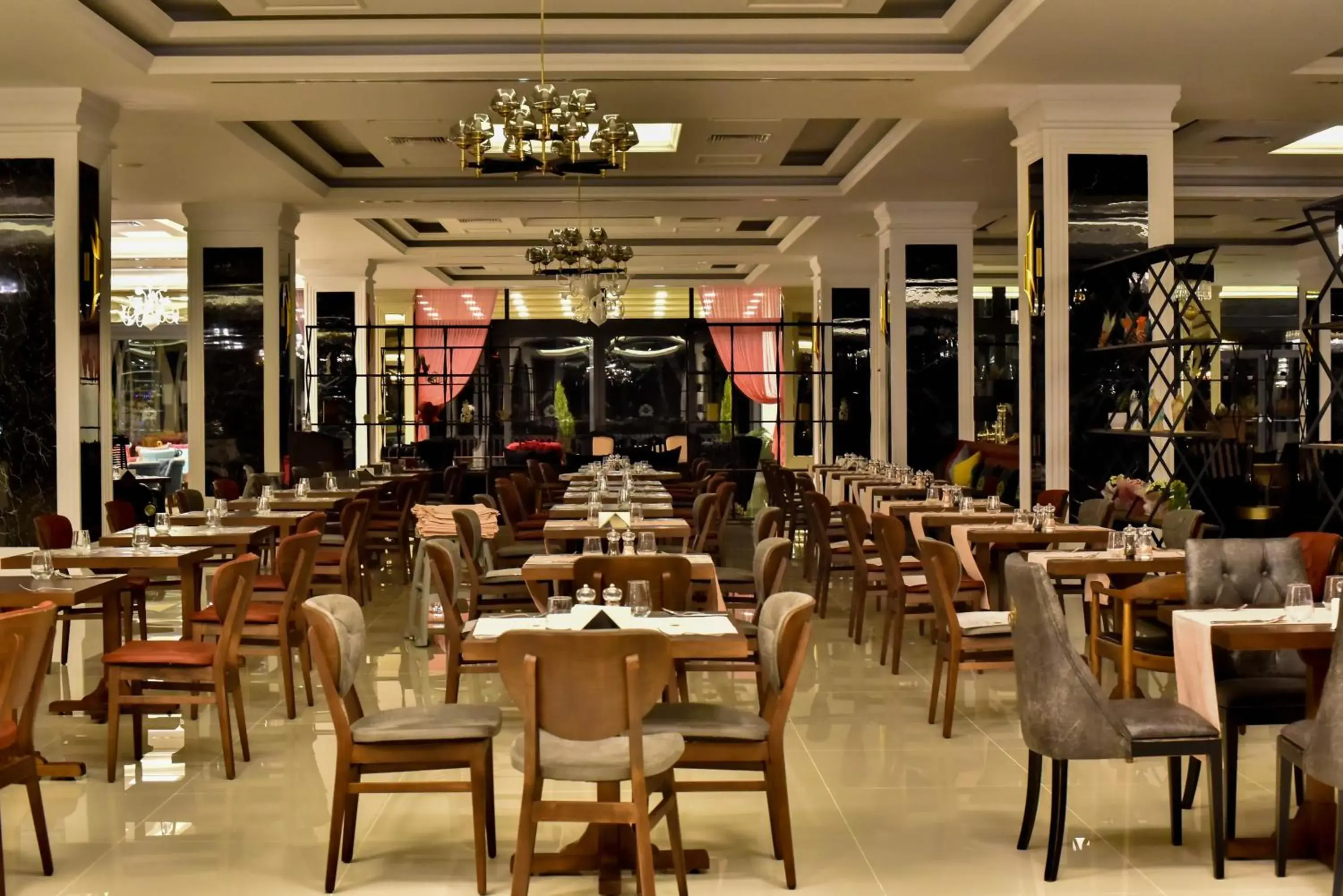 Restaurant/places to eat in Mc Palace Hotel Spa & Convention Restaurant/places to eat in Mc Palace Hotel Spa & Convention