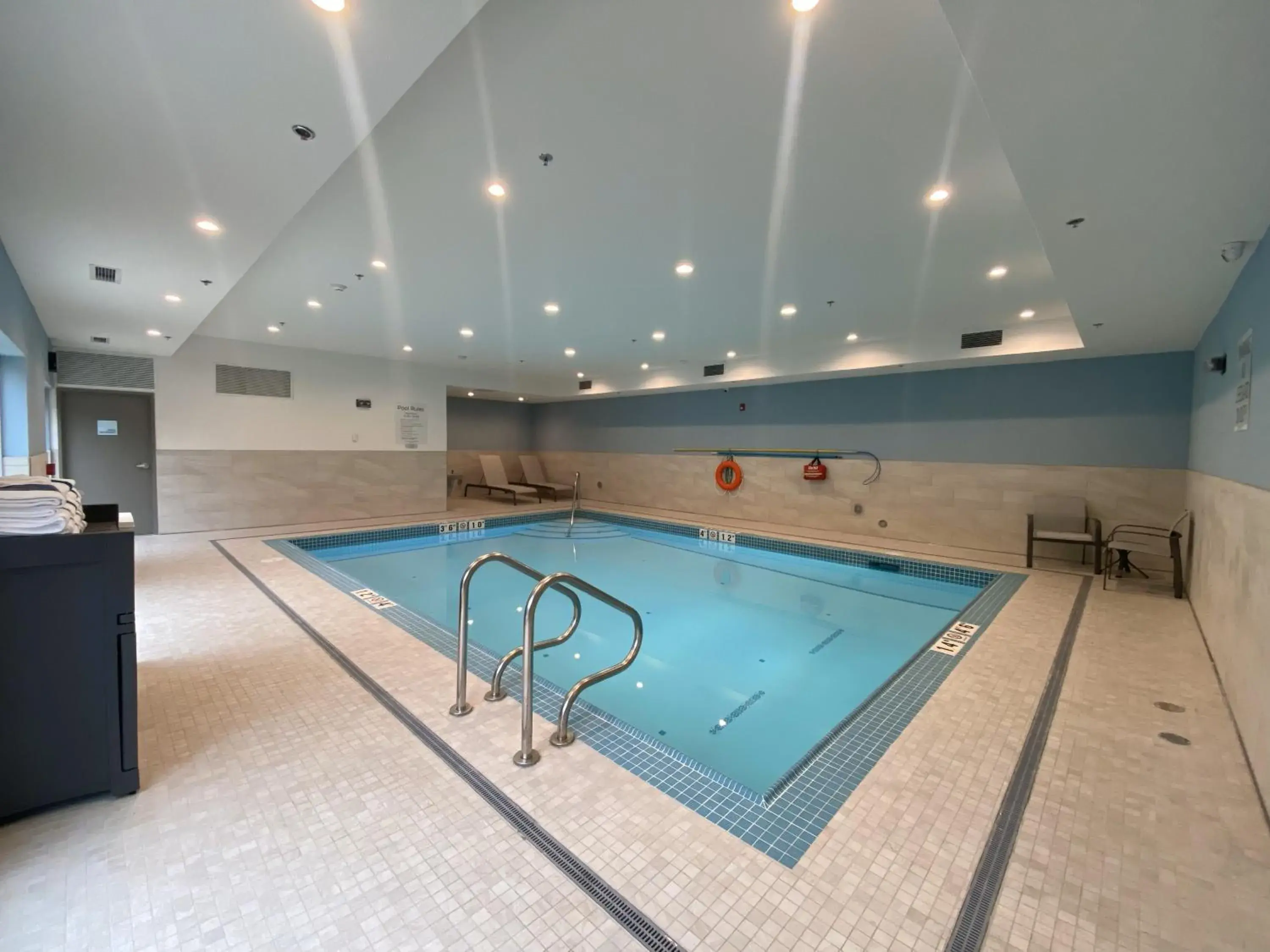 Swimming pool in Holiday Inn Express & Suites Courtenay - Comox by IHG Swimming pool in Holiday Inn Express & Suites Courtenay - Comox by IHG