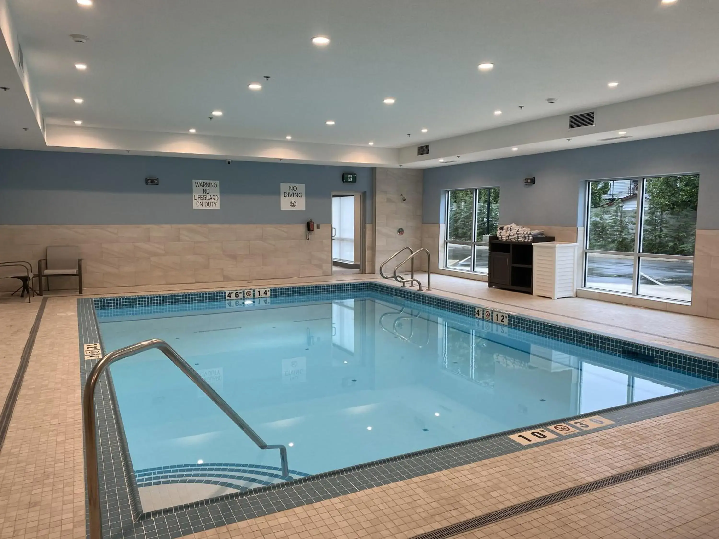 Swimming pool in Holiday Inn Express & Suites Courtenay - Comox by IHG Swimming pool in Holiday Inn Express & Suites Courtenay - Comox by IHG
