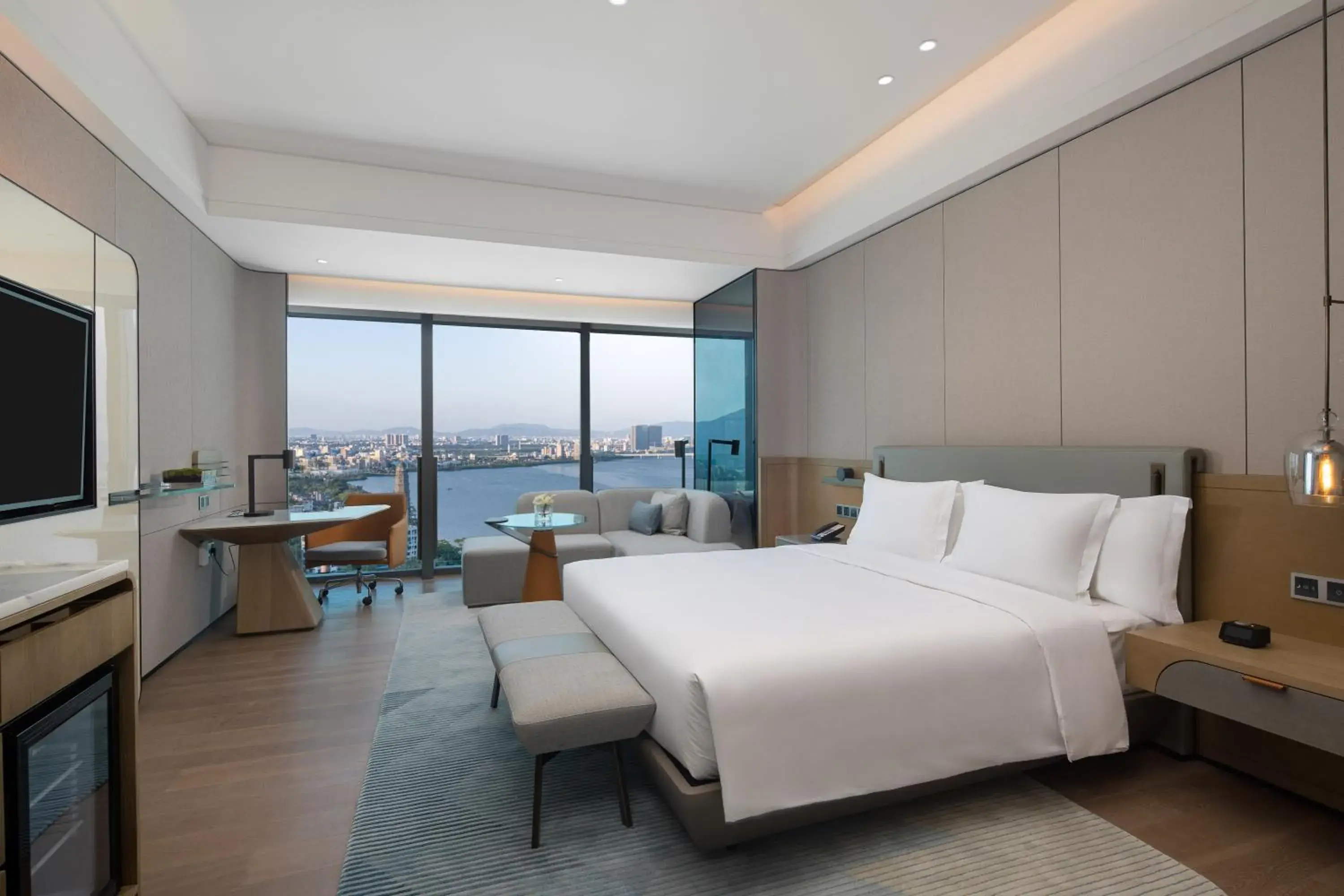 Bed in Crowne Plaza Chaozhou Riverside by IHG Bed in Crowne Plaza Chaozhou Riverside by IHG