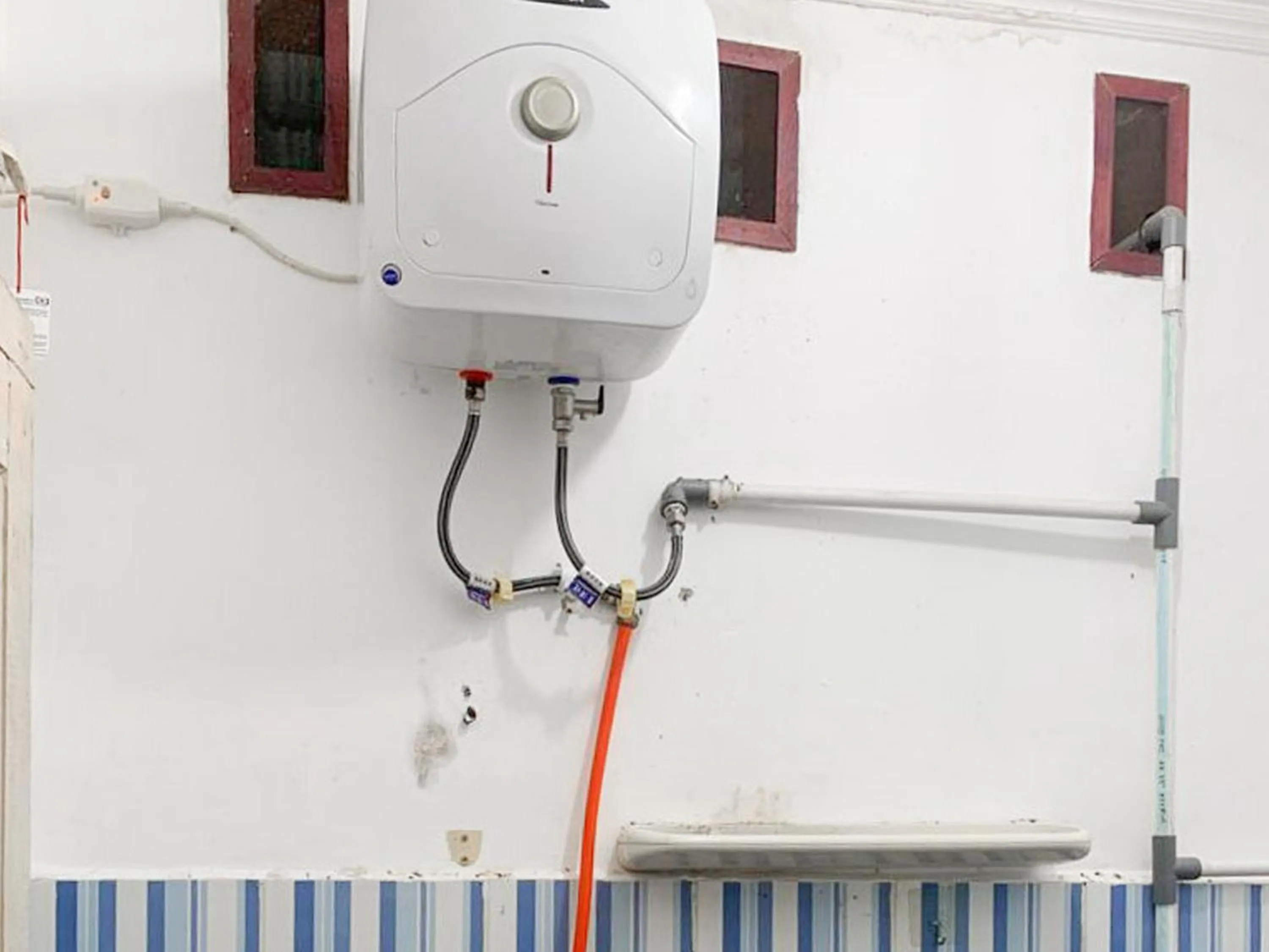 Bathroom in Johje Guest House Medan Mitra RedDoorz