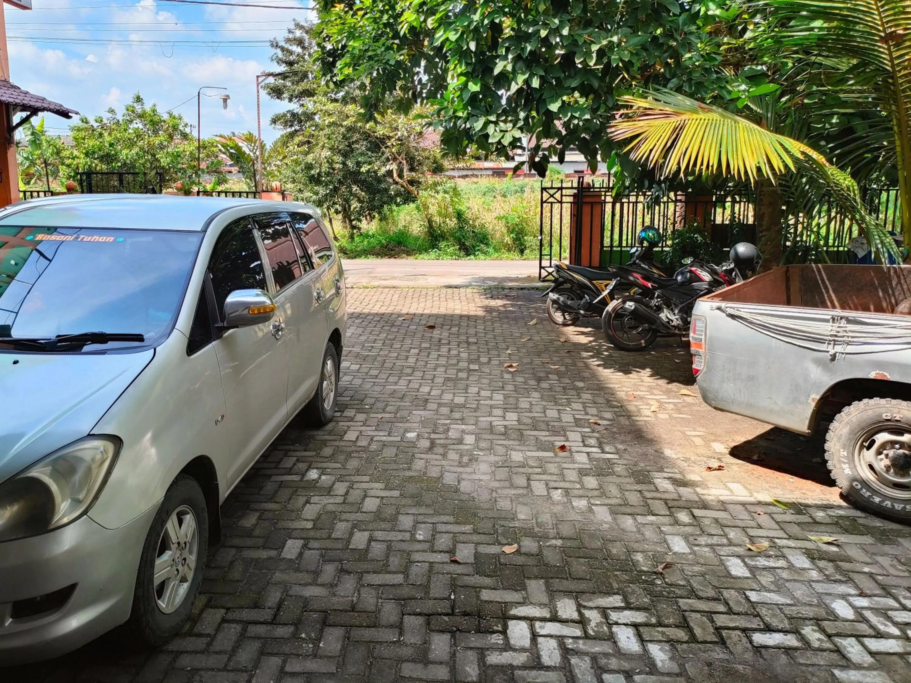 Parking in Johje Guest House Medan Mitra RedDoorz