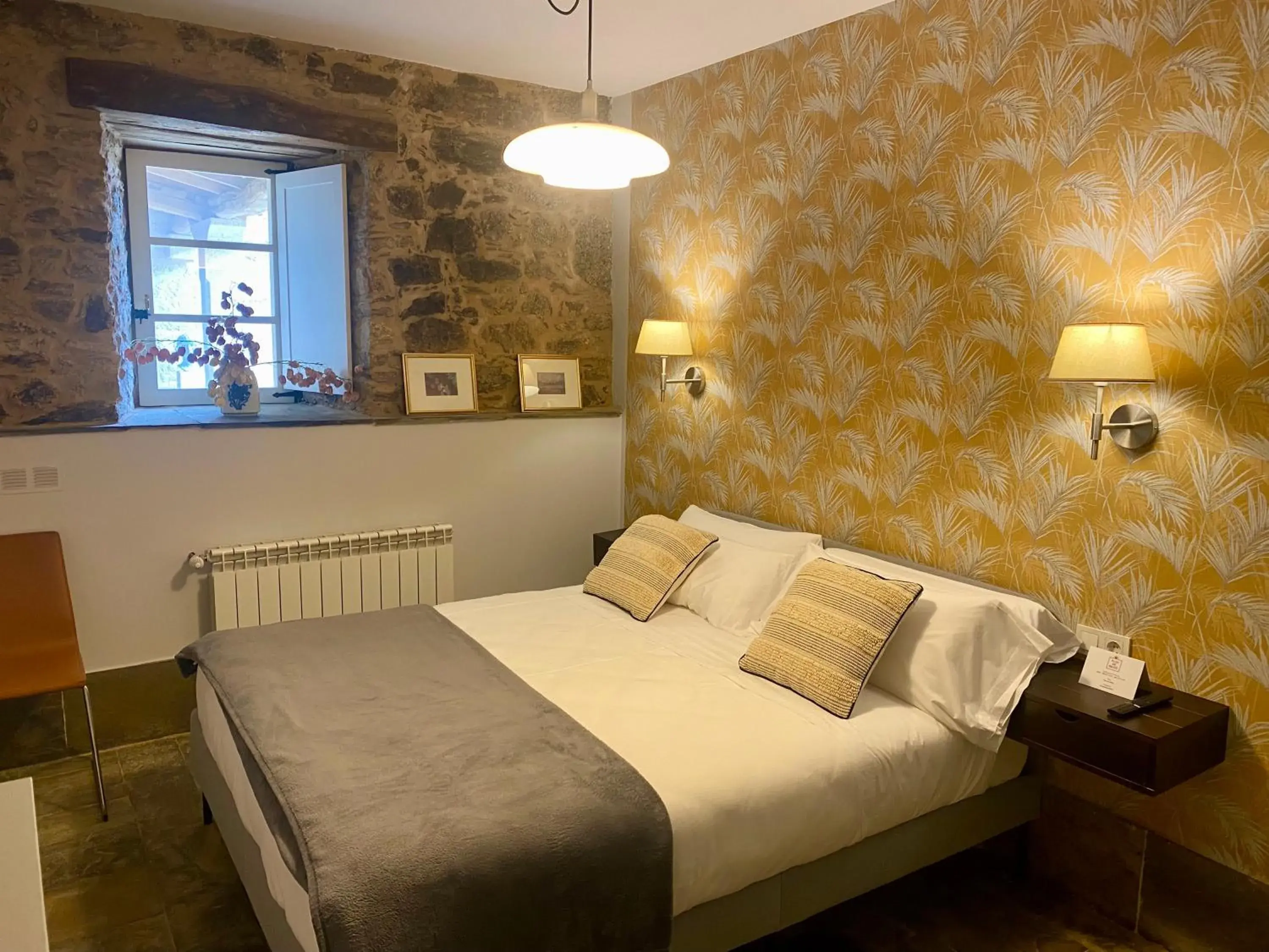 Queen Room - single occupancy - Disability Access in Hotel Pazo de Bieite Queen Room - single occupancy - Disability Access in Hotel Pazo de Bieite