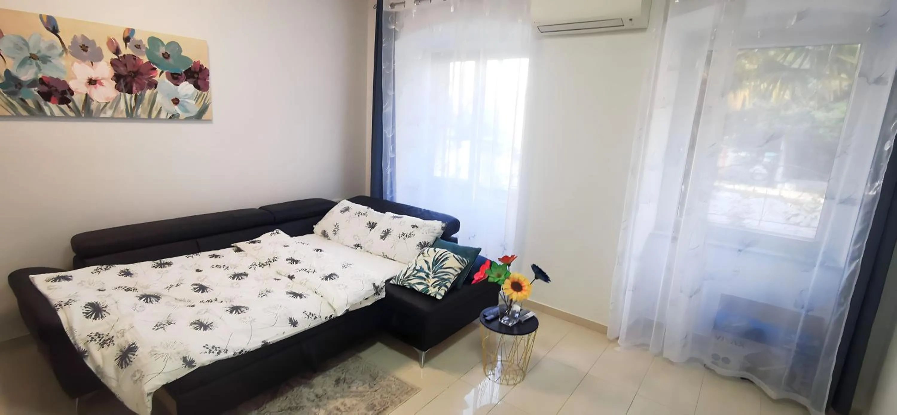 Bed in Elegance Suite - "100m from the Beach with Free Parking and Garden"