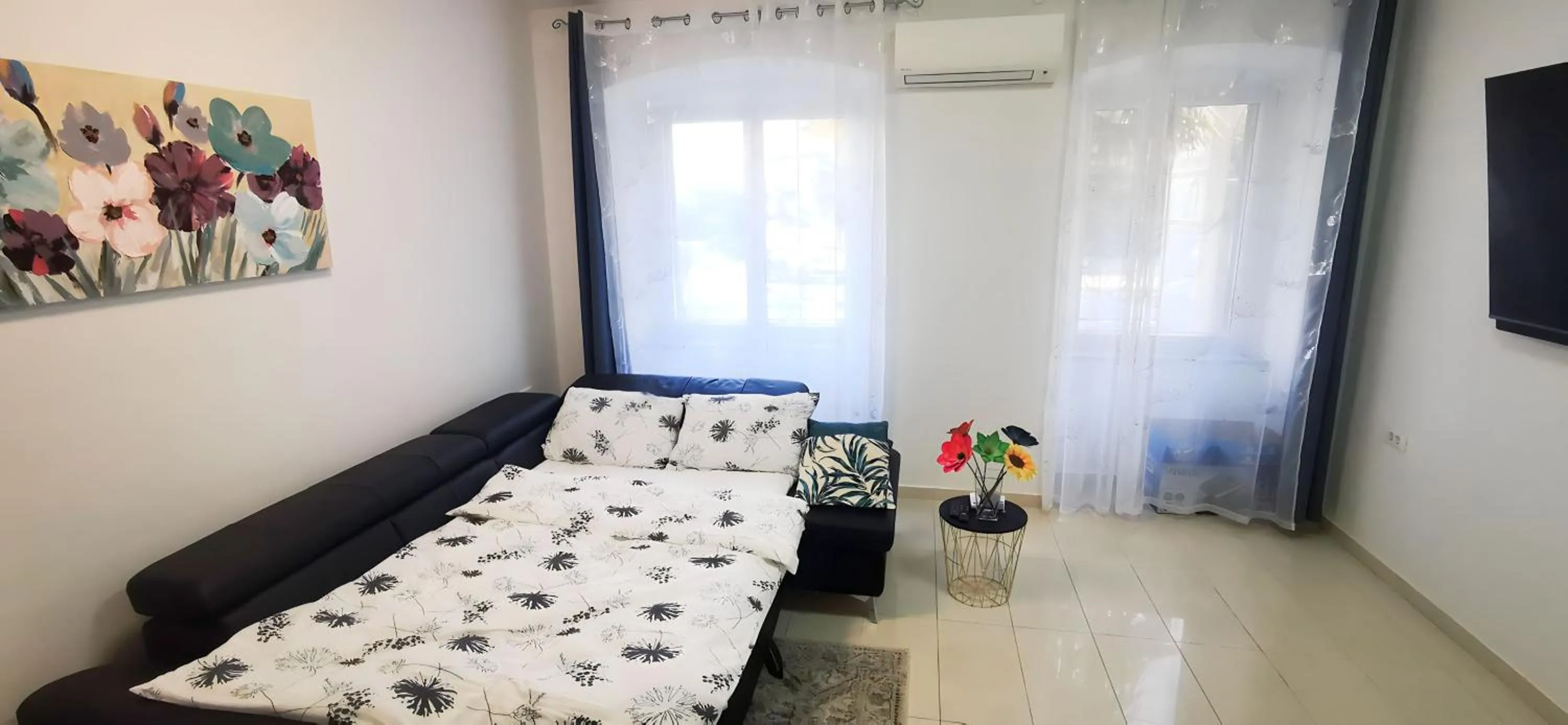 Bed in Elegance Suite - "100m from the Beach with Free Parking and Garden"