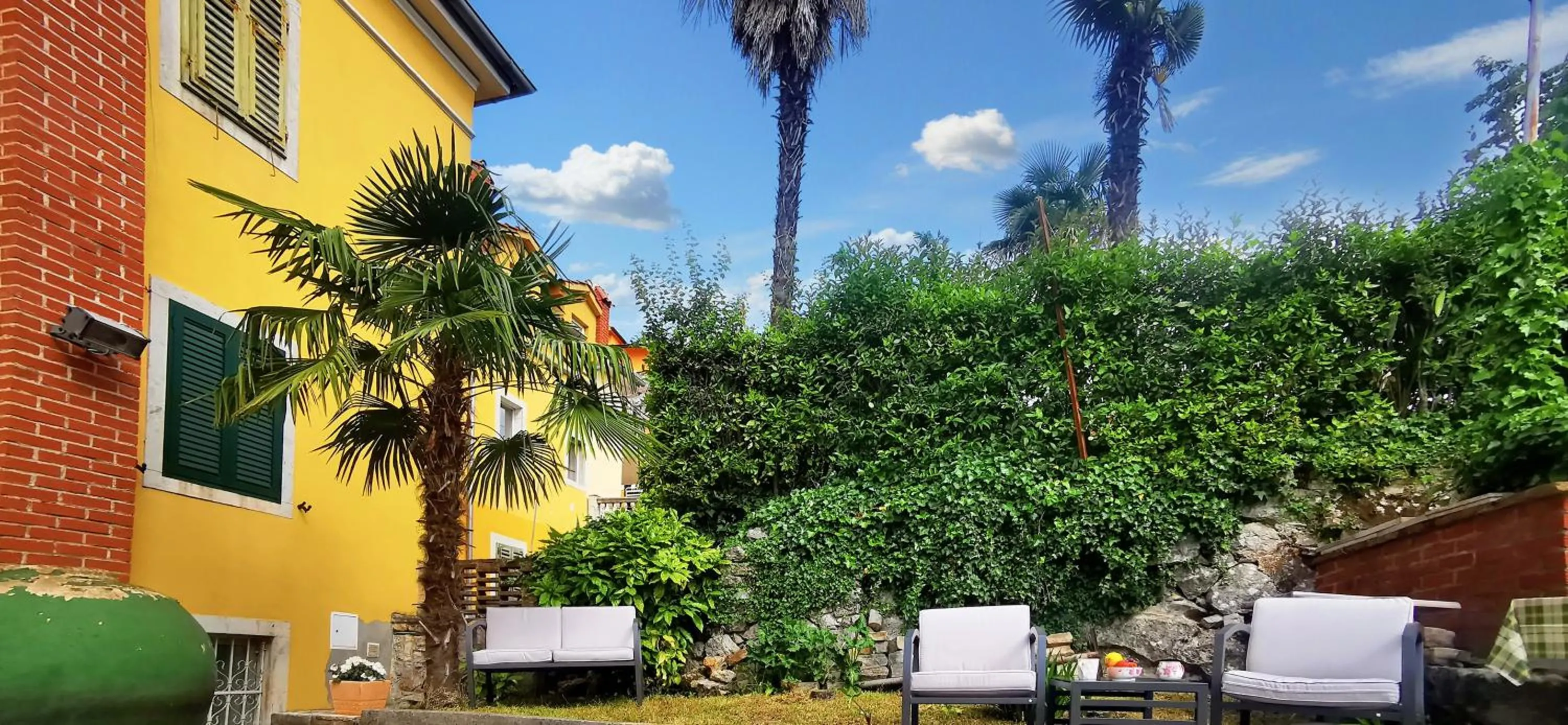 Property building in Elegance Suite - "100m from the Beach with Free Parking and Garden"