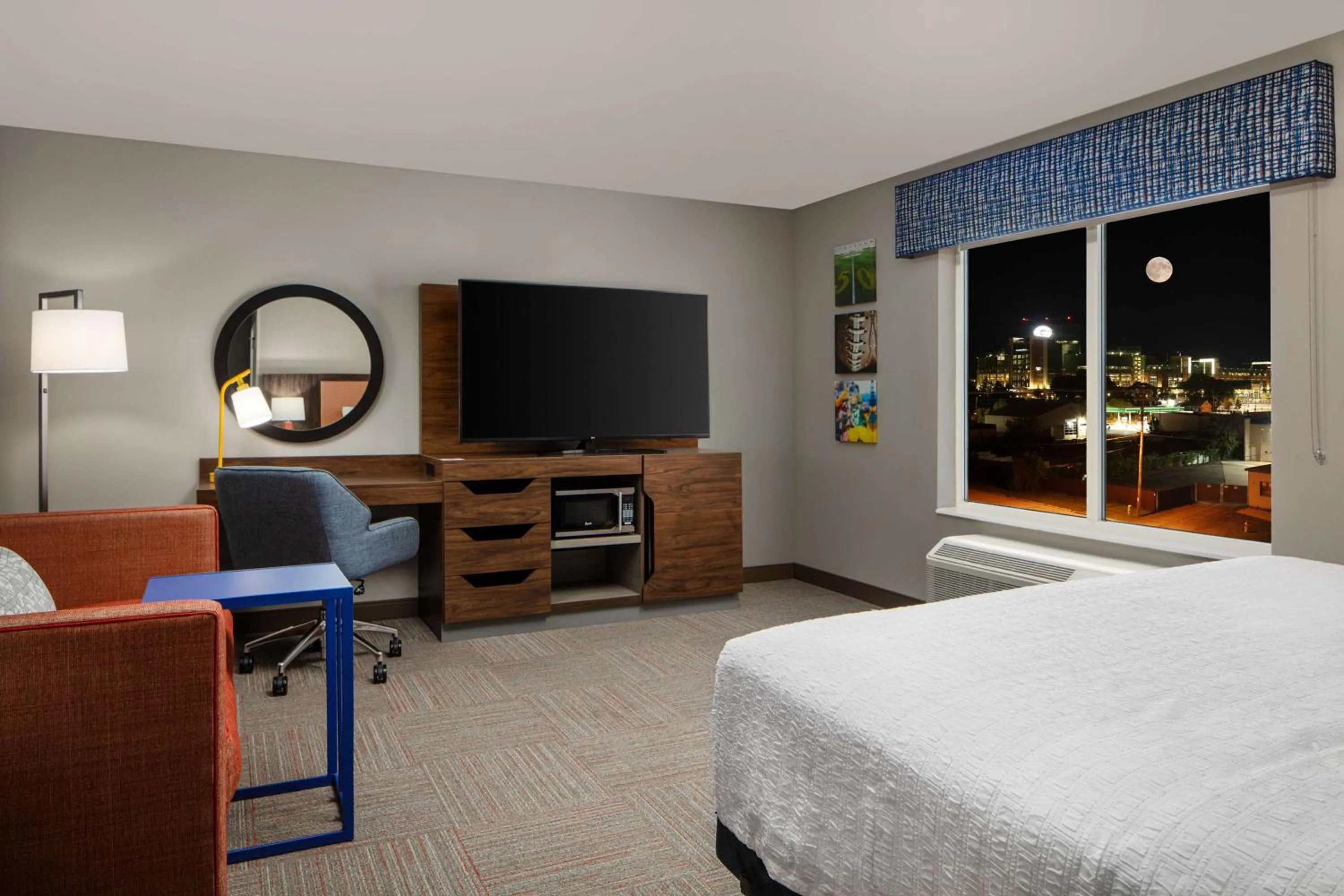 Bedroom in Hampton Inn Green Bay Stadium, Wi