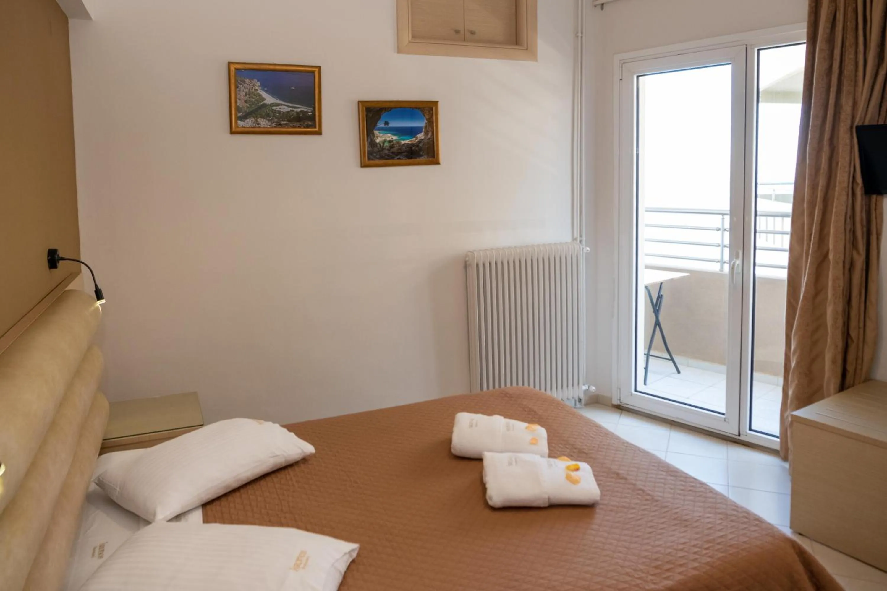 View (from property/room), Bed in Kronos Hotel