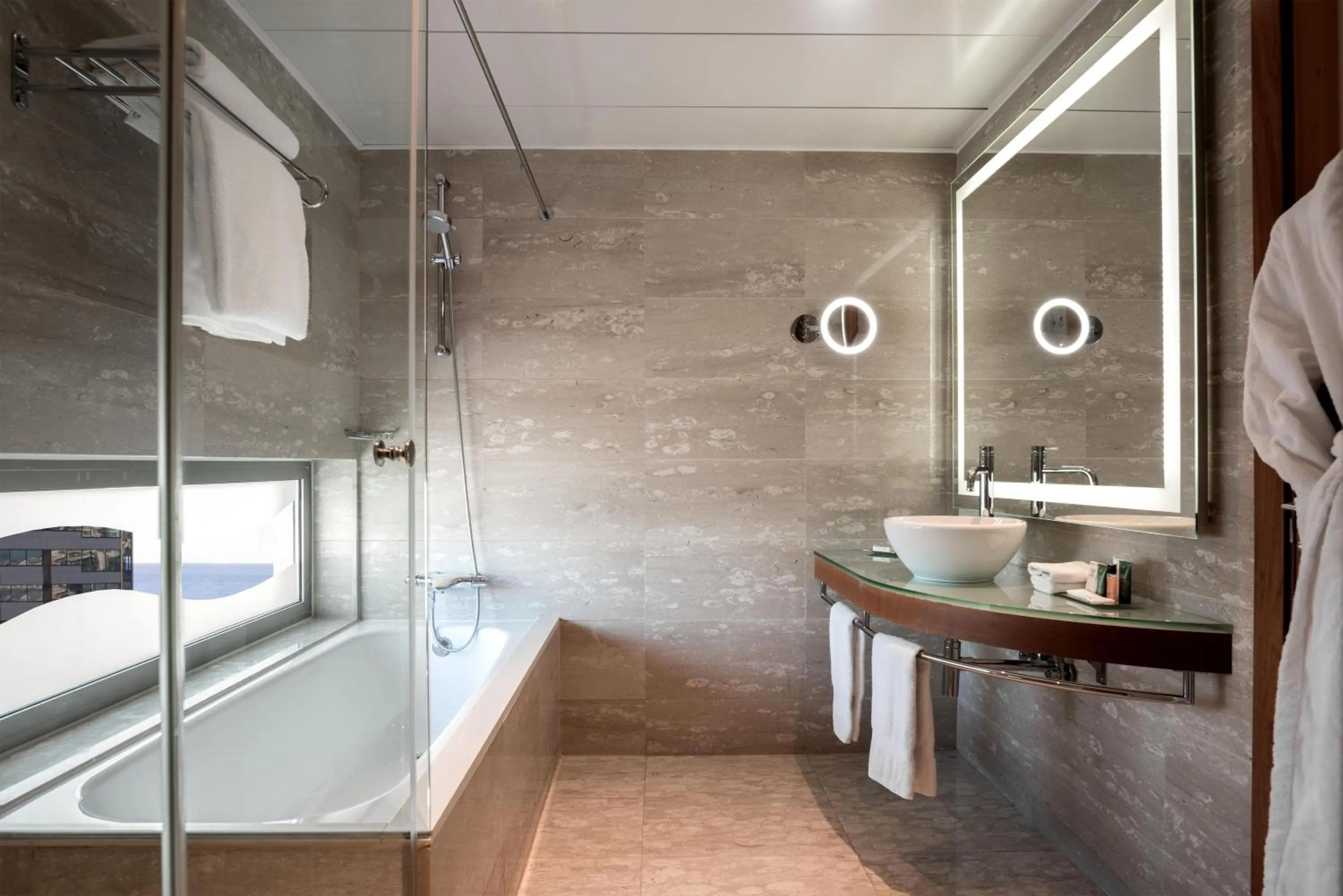 Bathroom, Bed in Hilton Diagonal Mar Barcelona