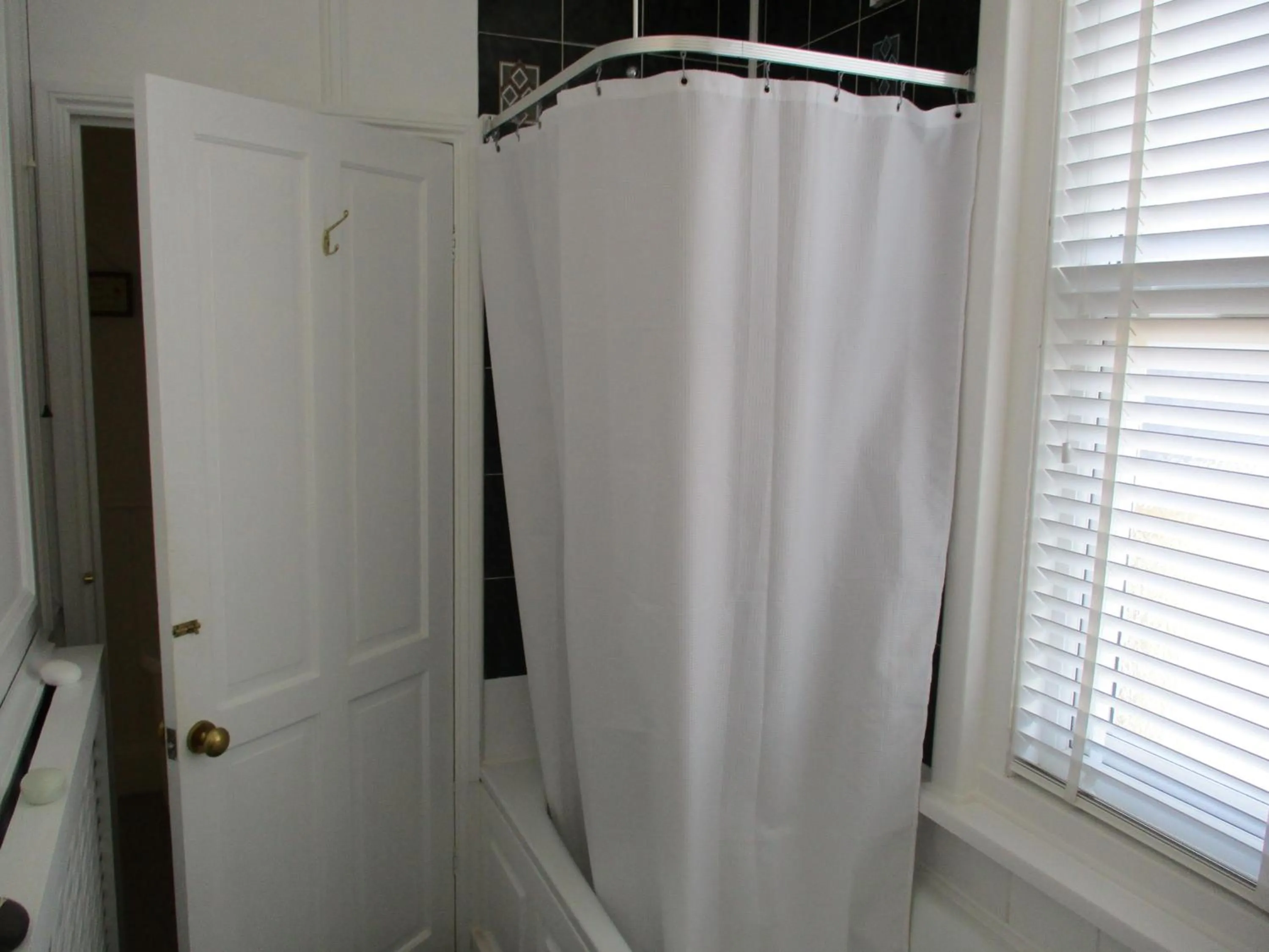 3 Bed Flat - Sleeps 5 - Garden - Parking - Wifi