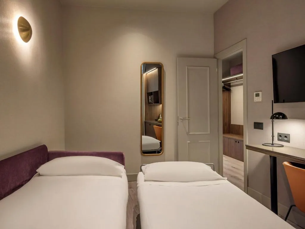 Bed in Regente Hotel