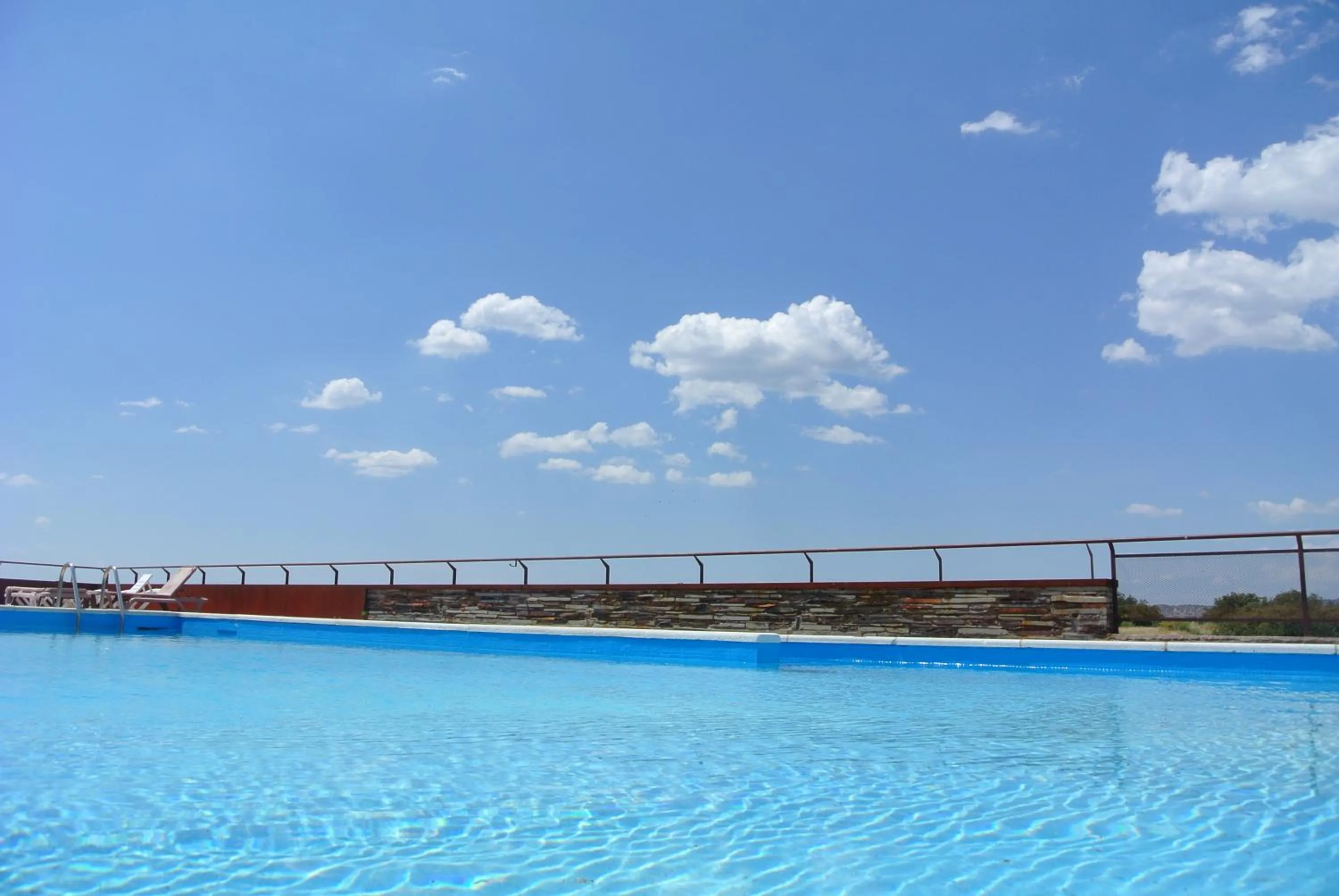 Swimming pool in Hotel Parque de Monfragüe