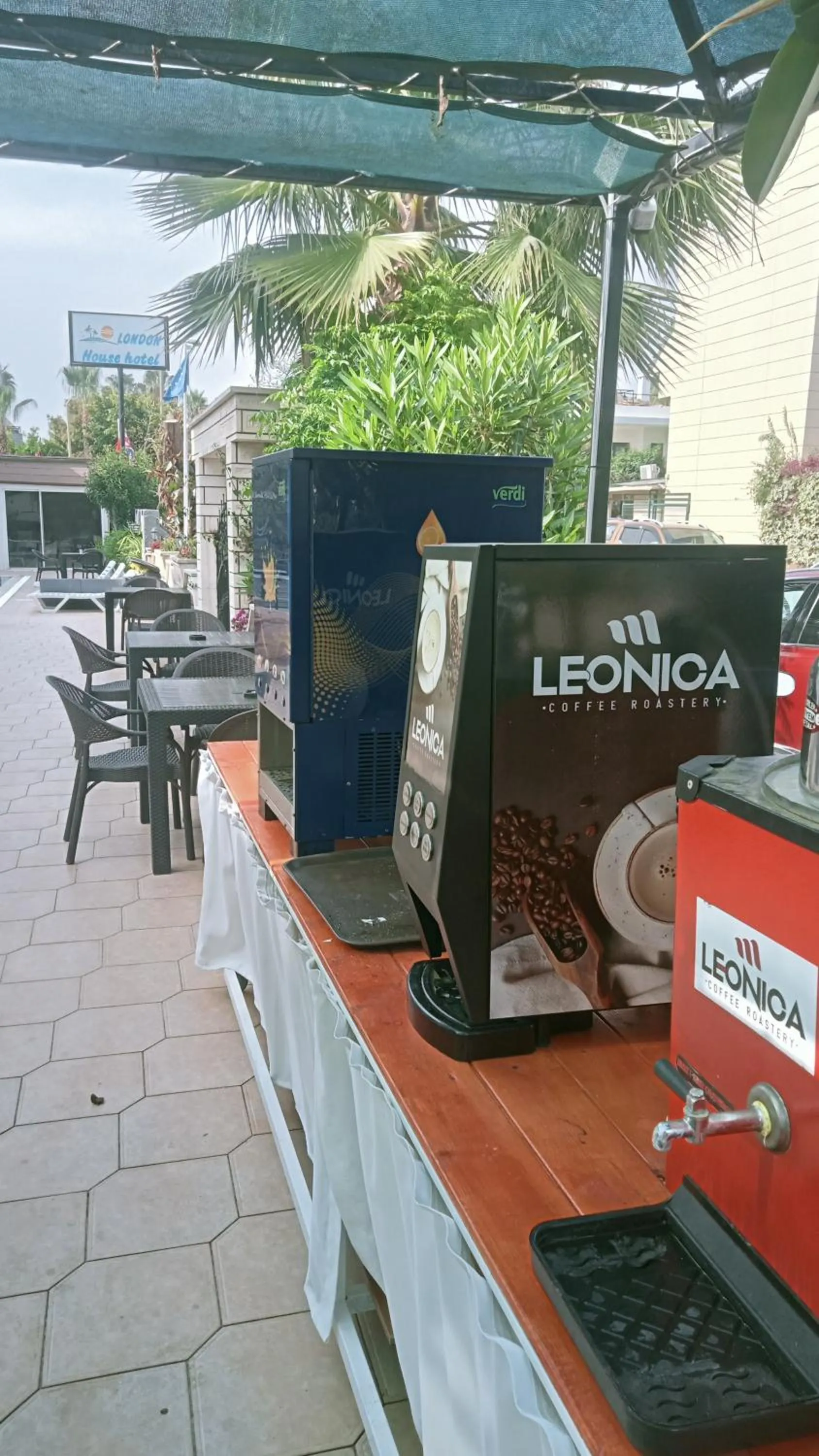 Coffee/tea facilities in London House Hotel