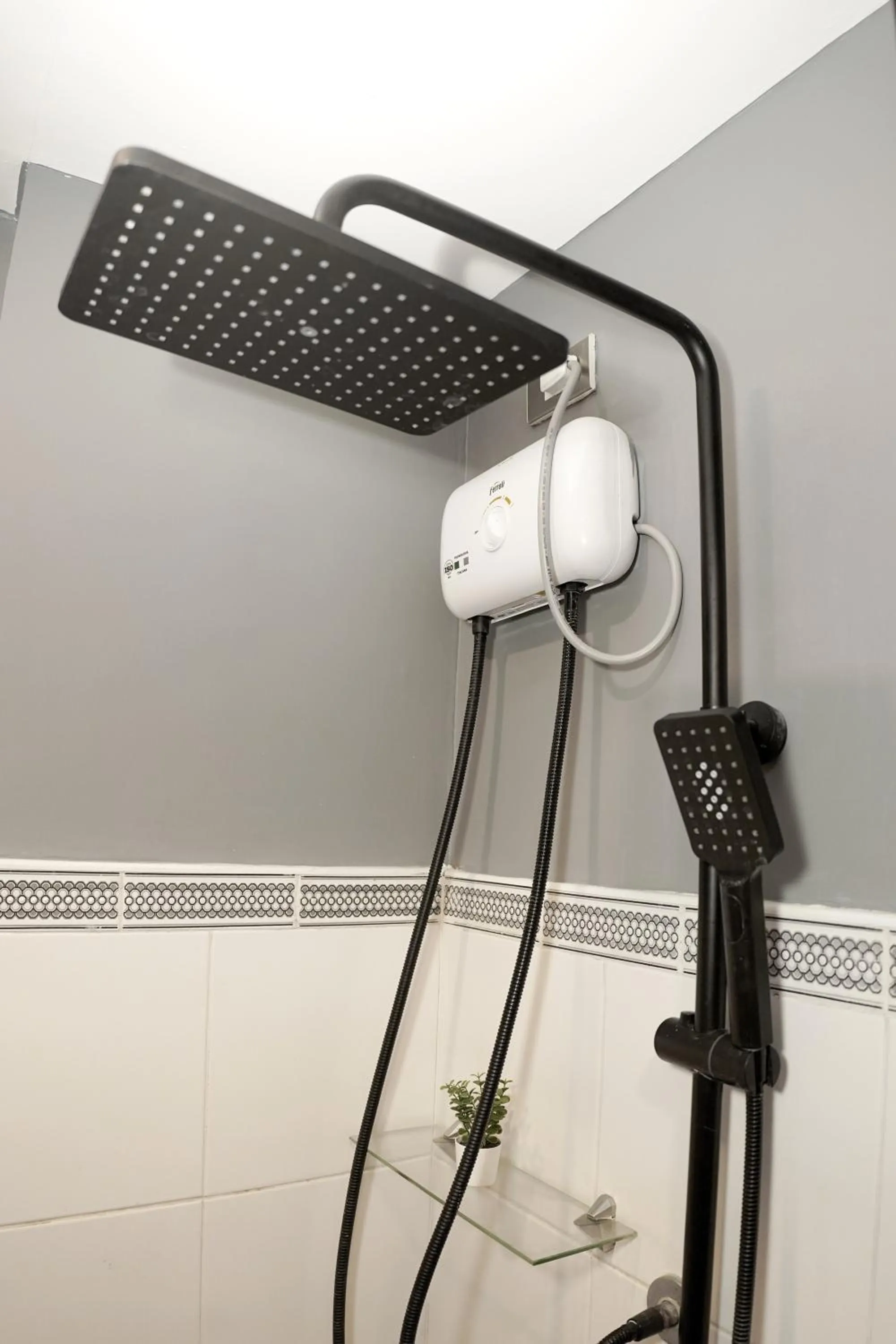 Shower in mySTAY Hotel BGC South