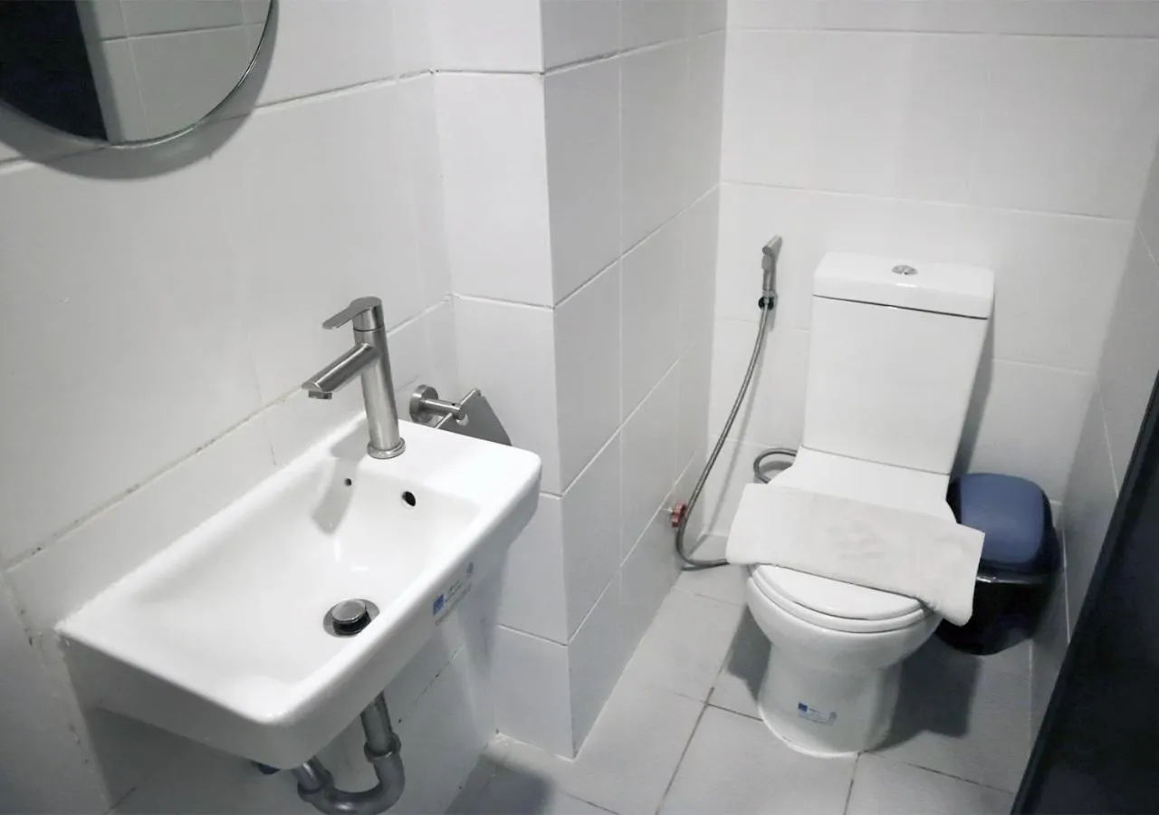 Toilet in mySTAY Hotel BGC South